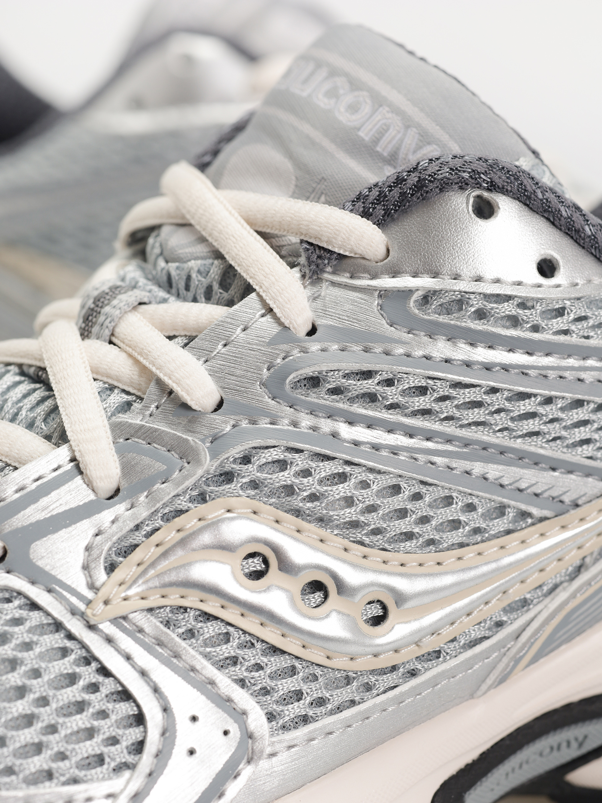 Saucony Ride Millennium Shoes (silver/cream)