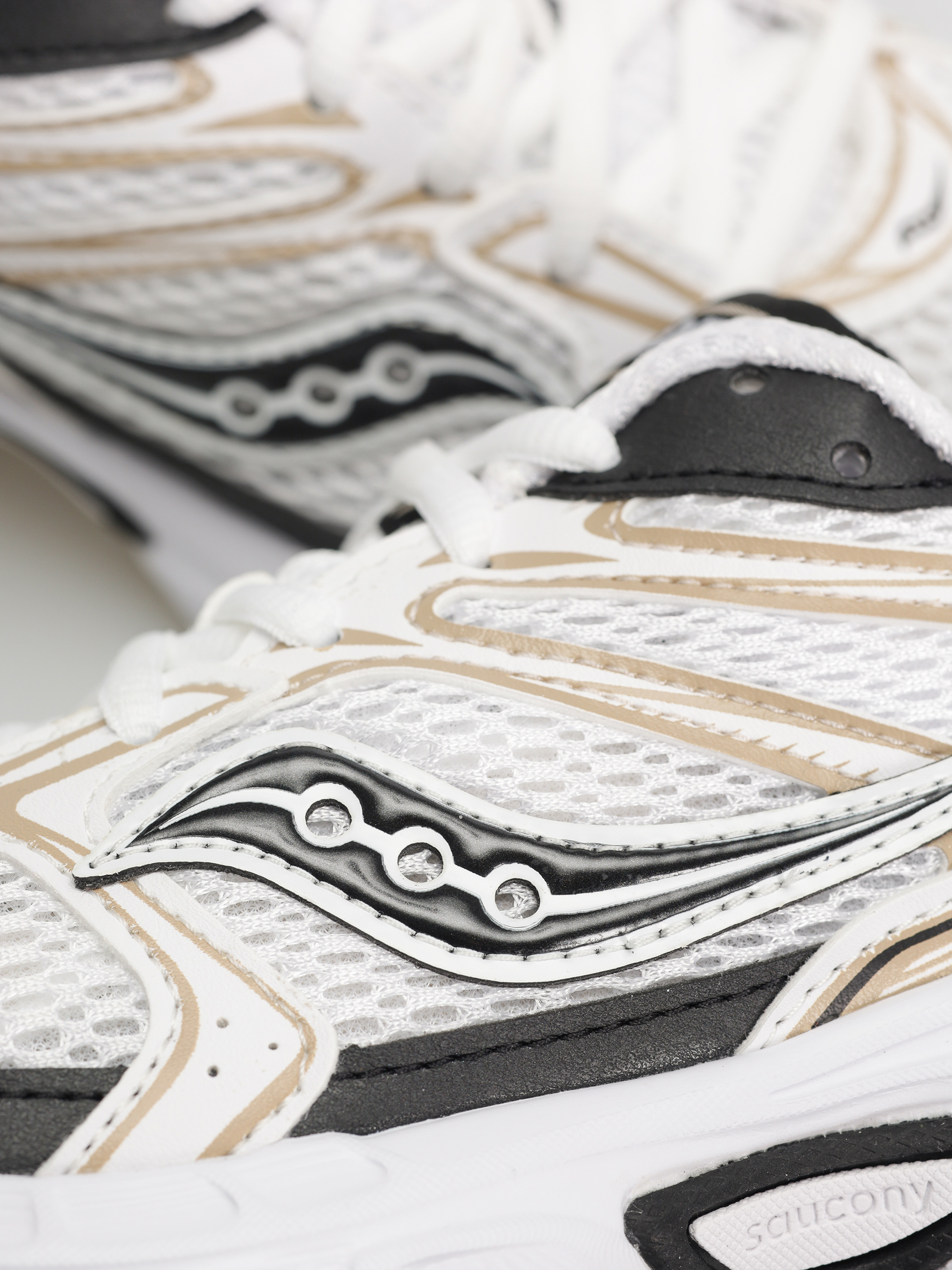 Saucony Ride Millennium Shoes (wht/gold/black)