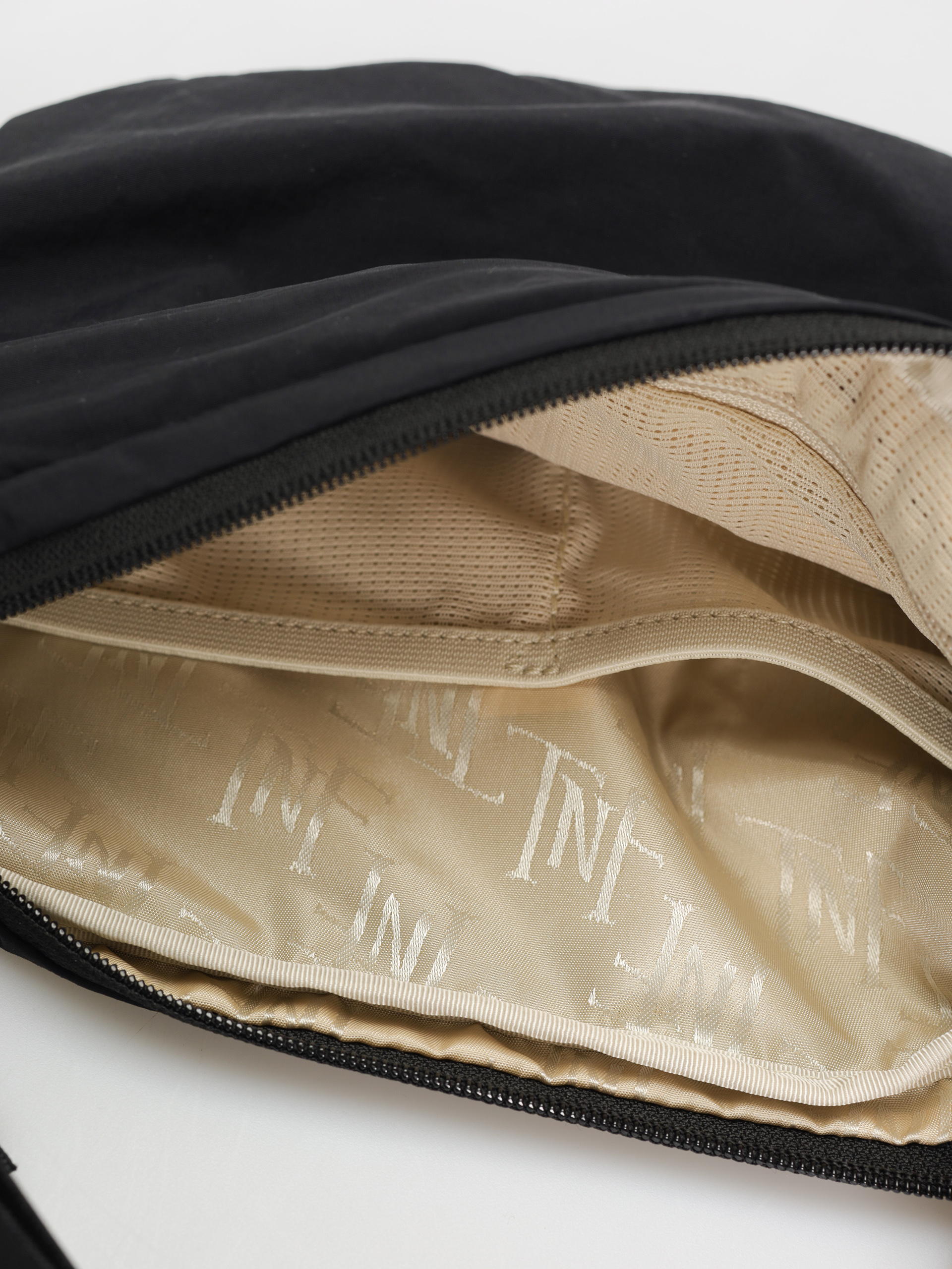 The North Face Never Stop Crossbody Wmn Handbag (tnf black npf)