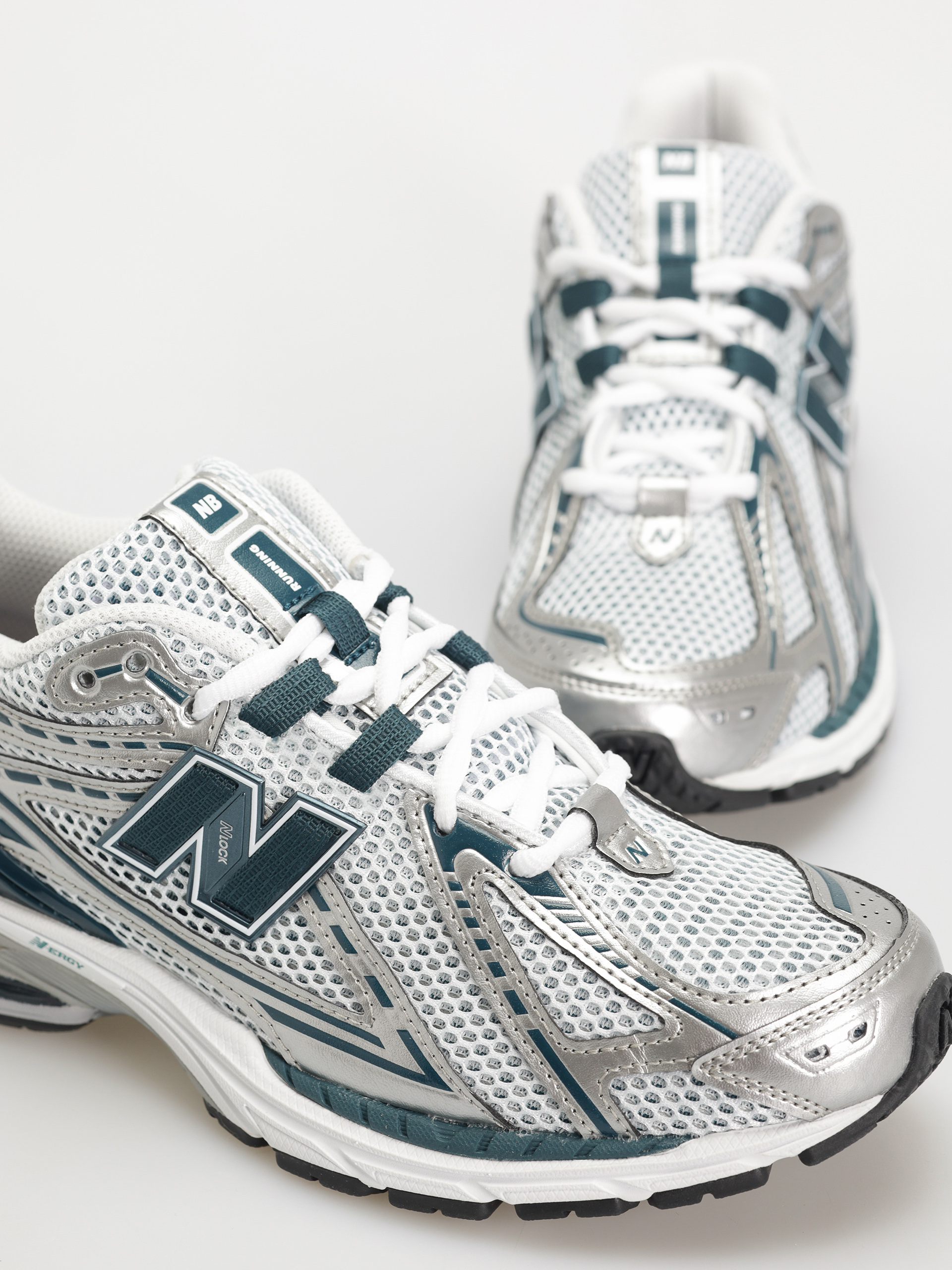New Balance 1906 Shoes (silver metallic)
