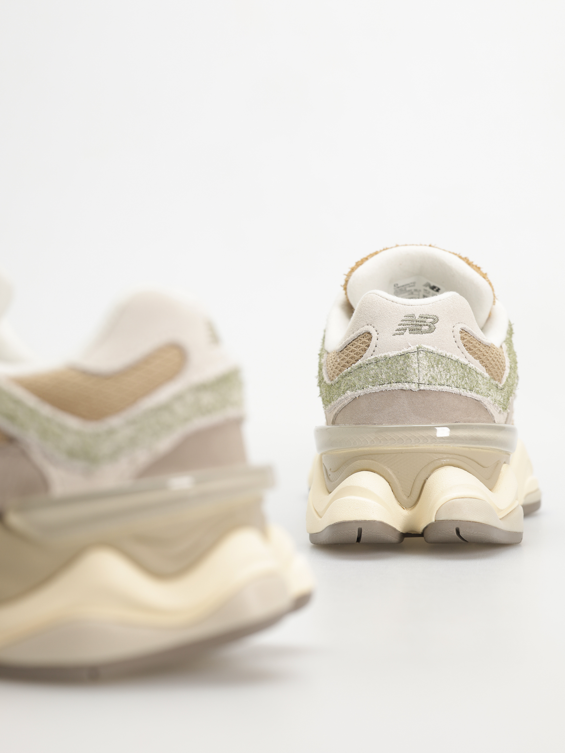 New Balance 9060 Shoes (olivine)