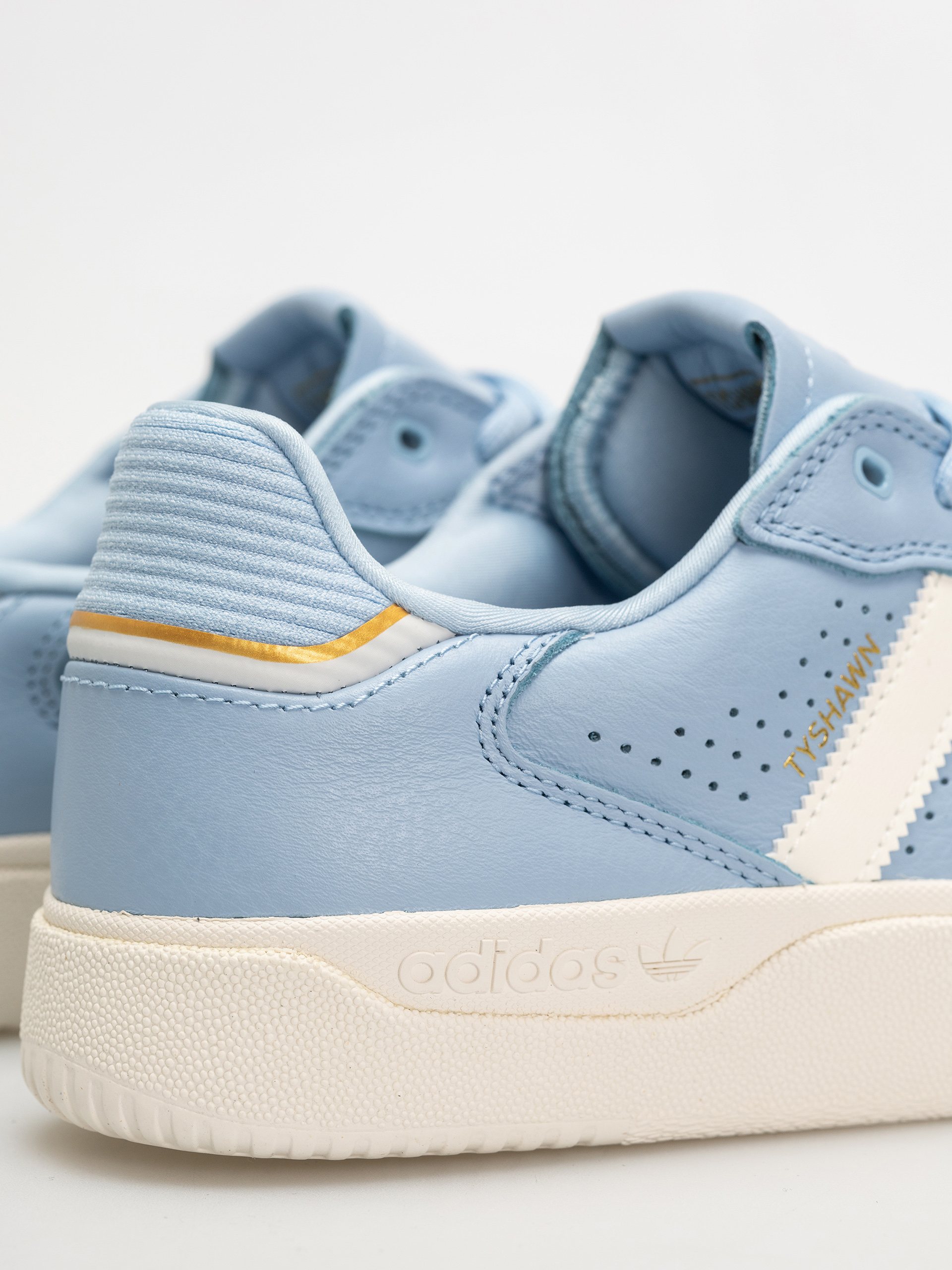 adidas Tyshawn Low Schuhe (clesky/cwhite/goldmt)