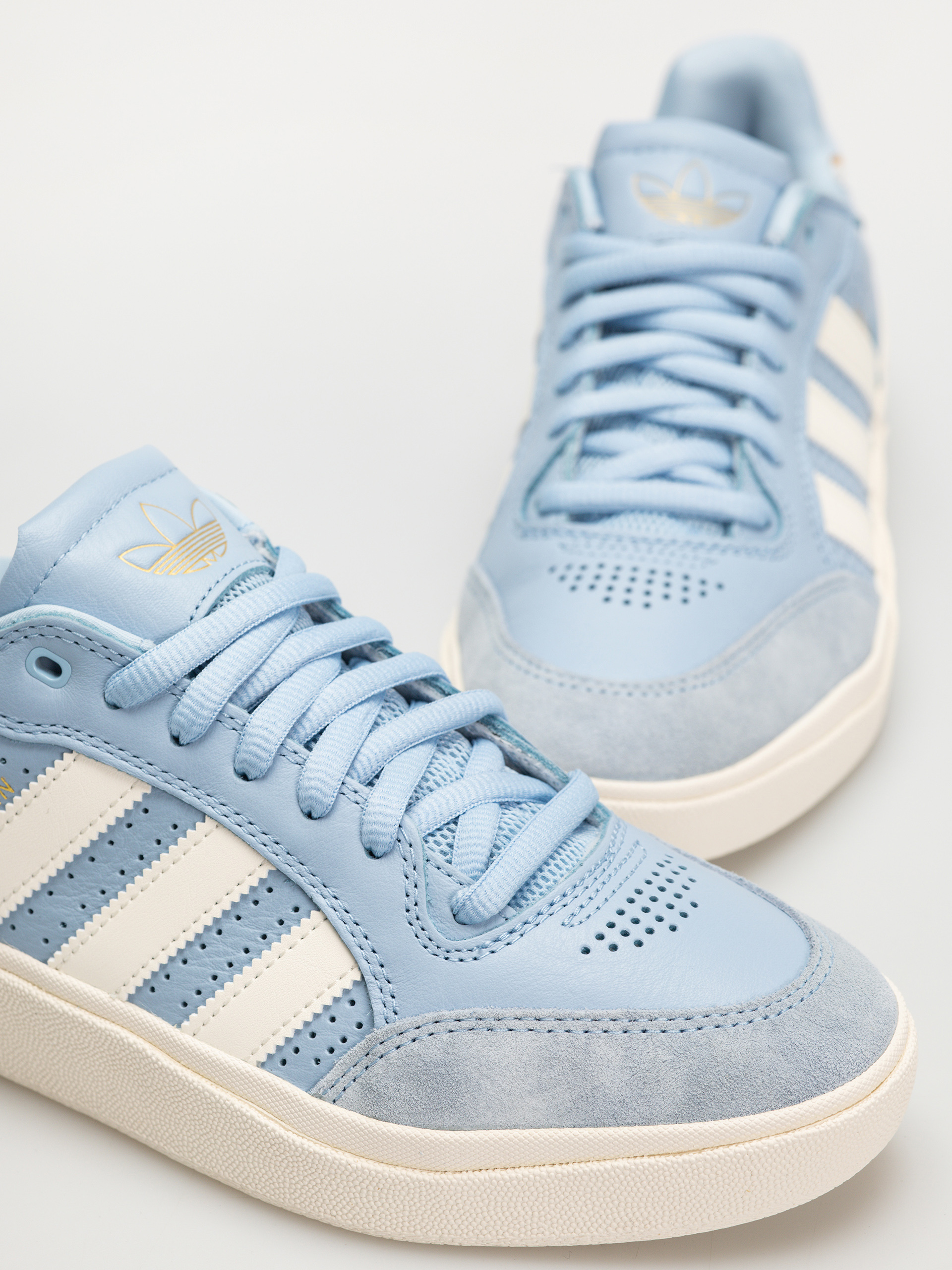 adidas Tyshawn Low Schuhe (clesky/cwhite/goldmt)