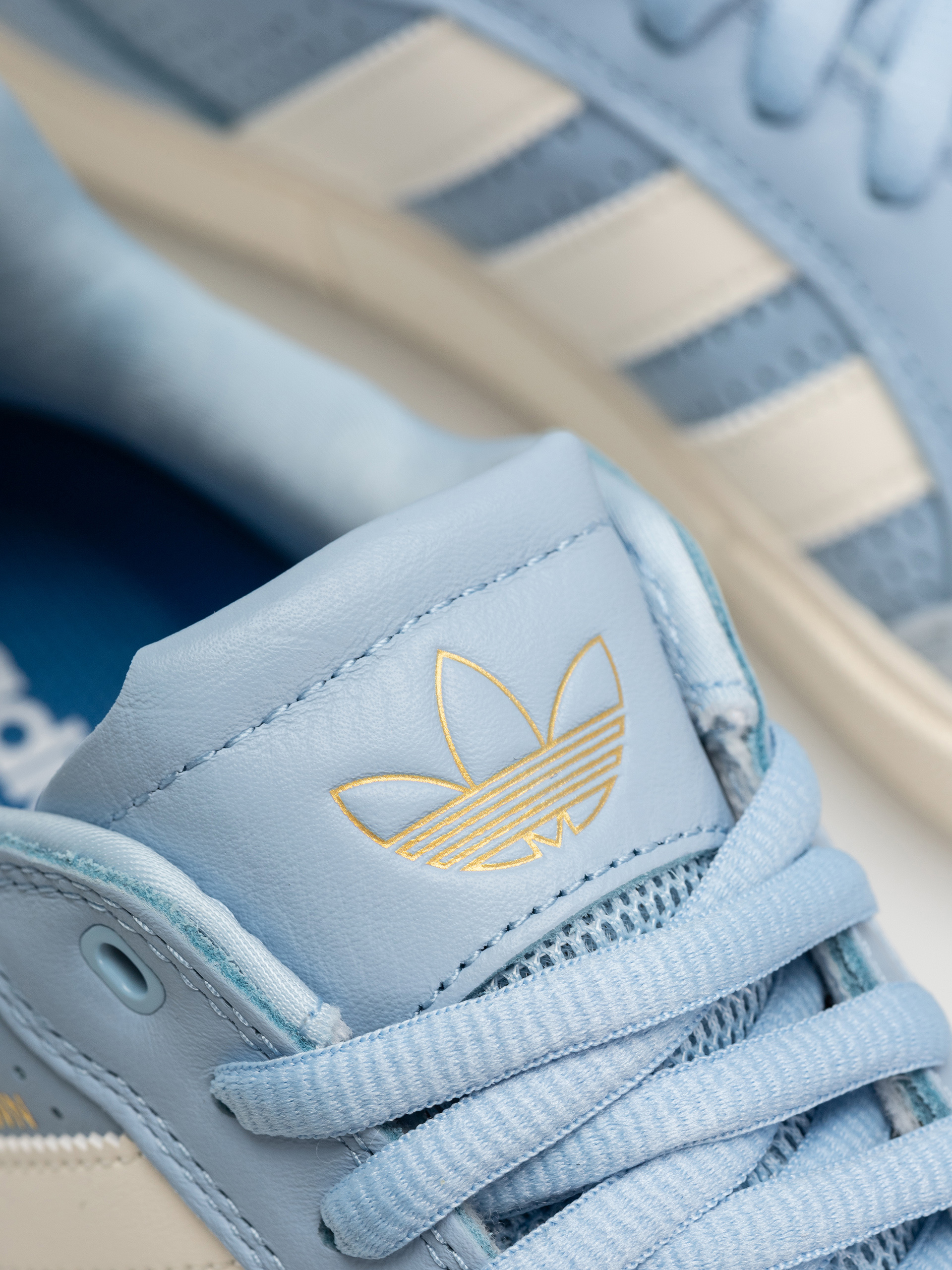 adidas Tyshawn Low Schuhe (clesky/cwhite/goldmt)