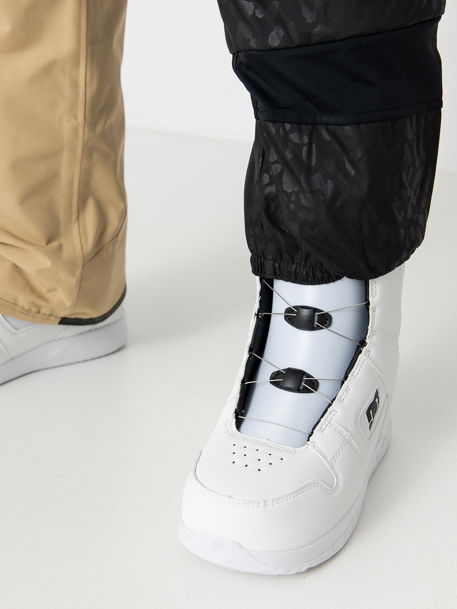 Womens Volcom Snowboard pants Knox Ins Gore Tex (sand)