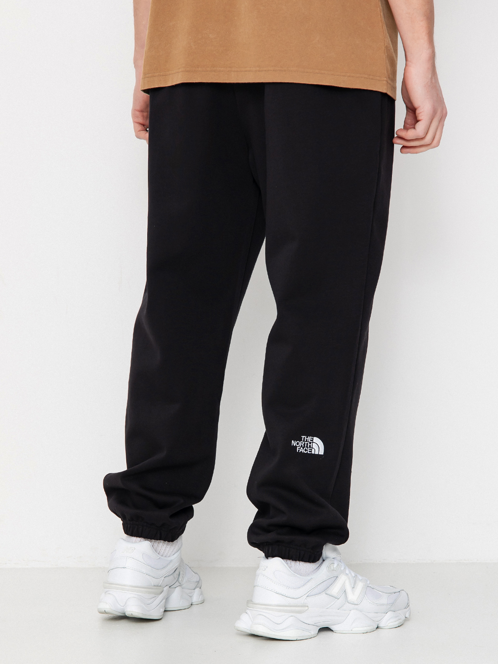 The North Face Essential Relaxed Straight Jogger Pants (tnf black)