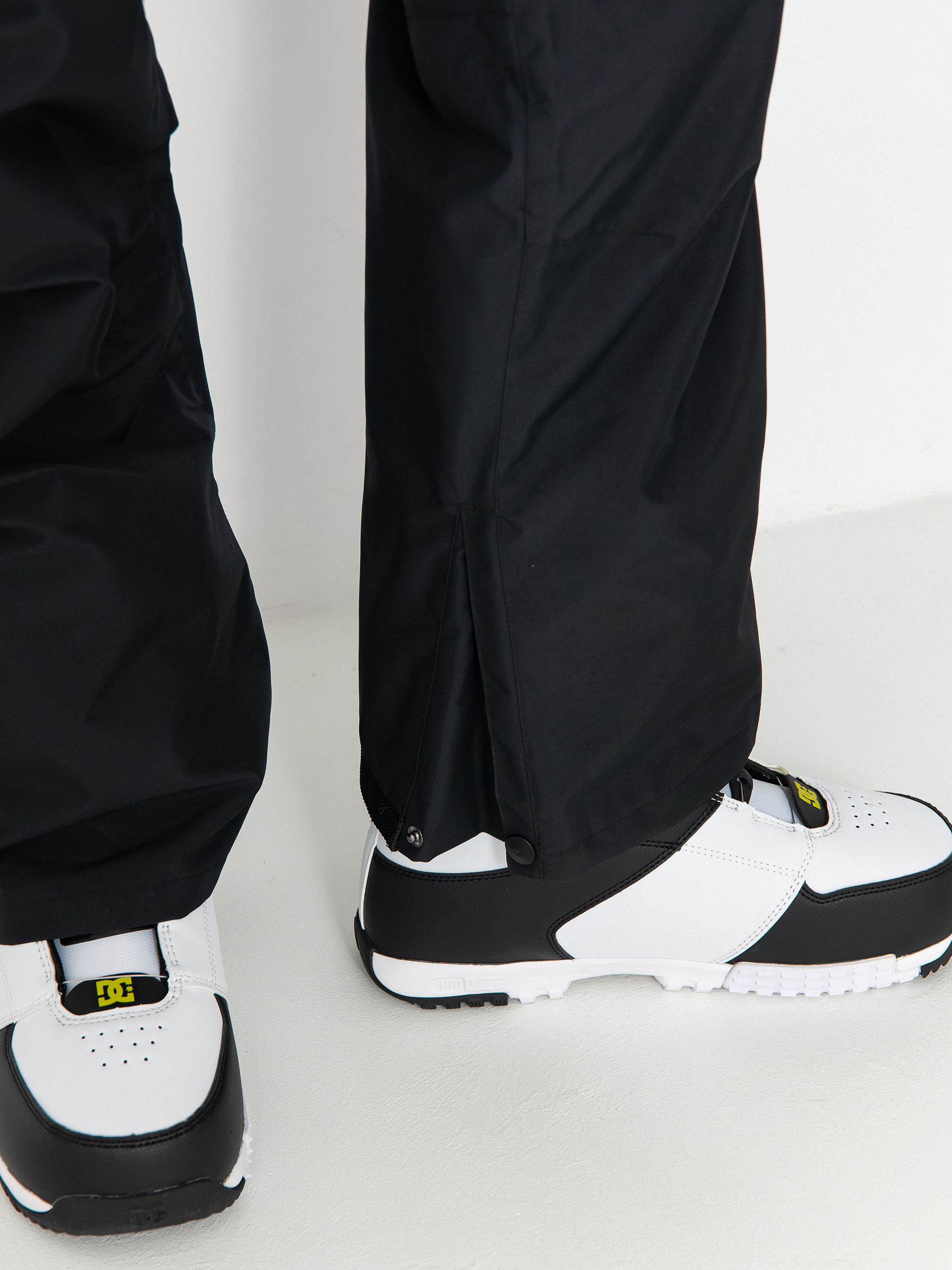 Mens DC Docile Bib Snowboard pants (black)