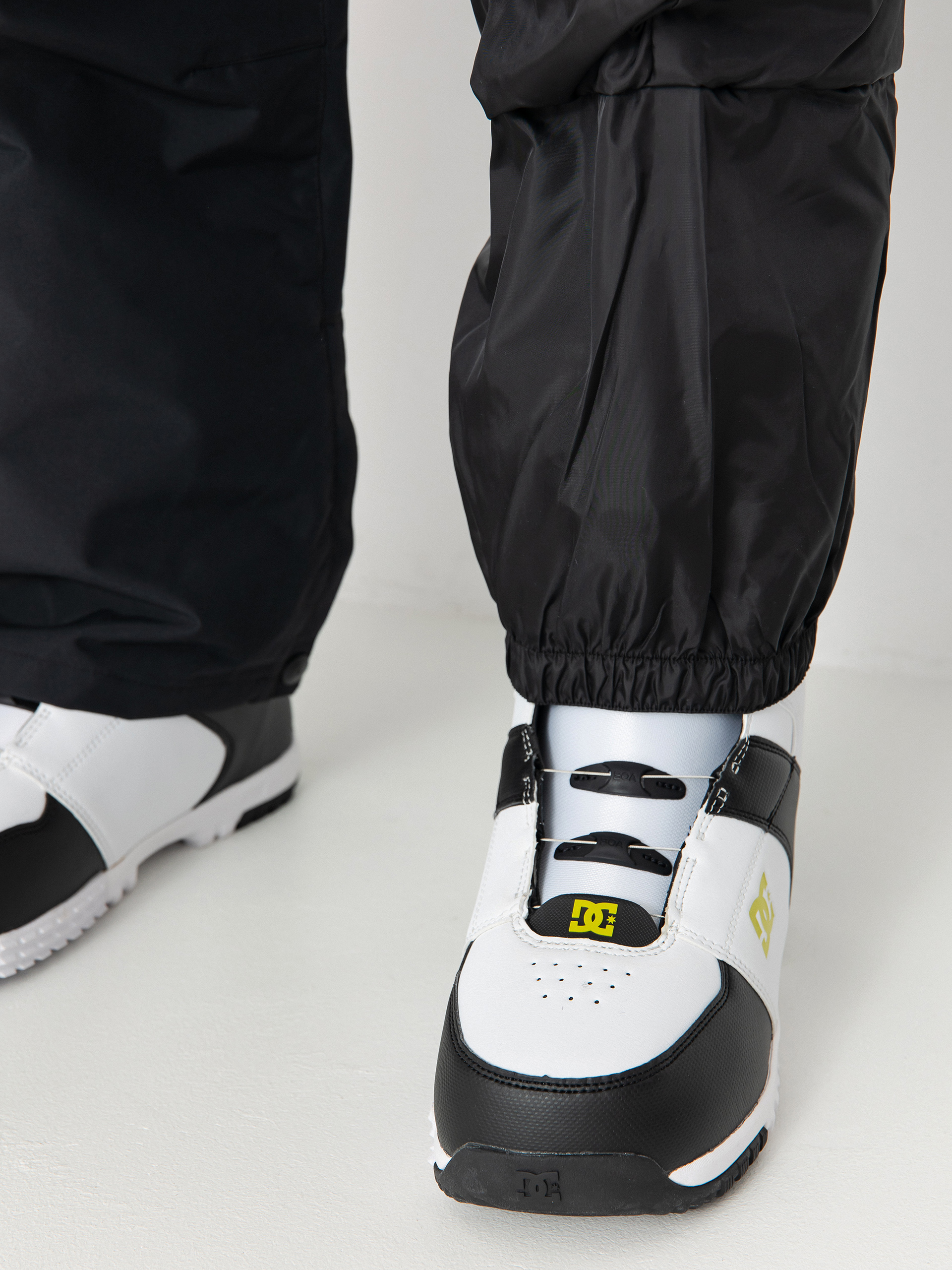 Mens DC Docile Bib Snowboard pants (black)