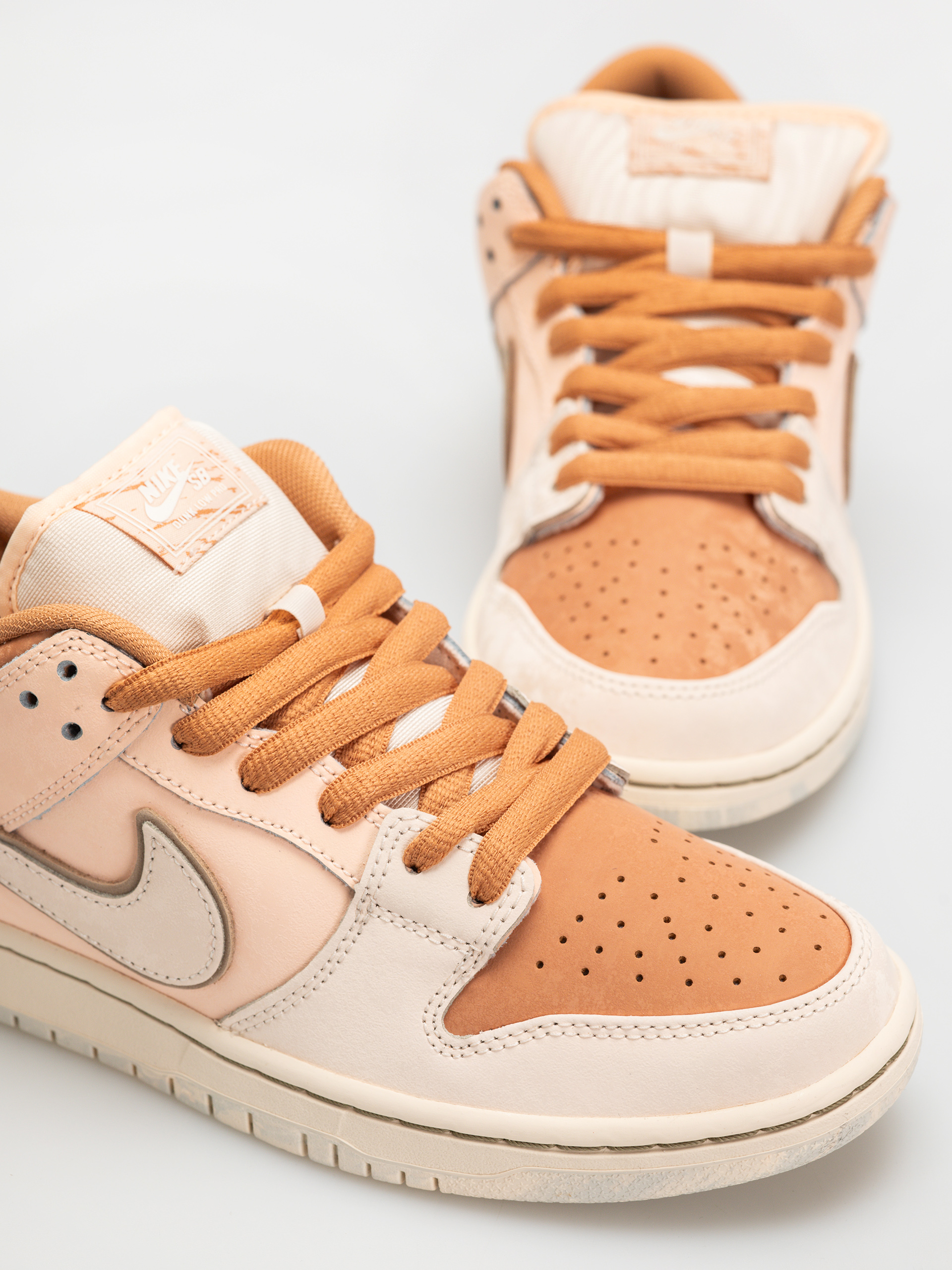 Nike SB Dunk Low Pro Prm Schuhe (amber brown/guava ice crimson tint hemp)
