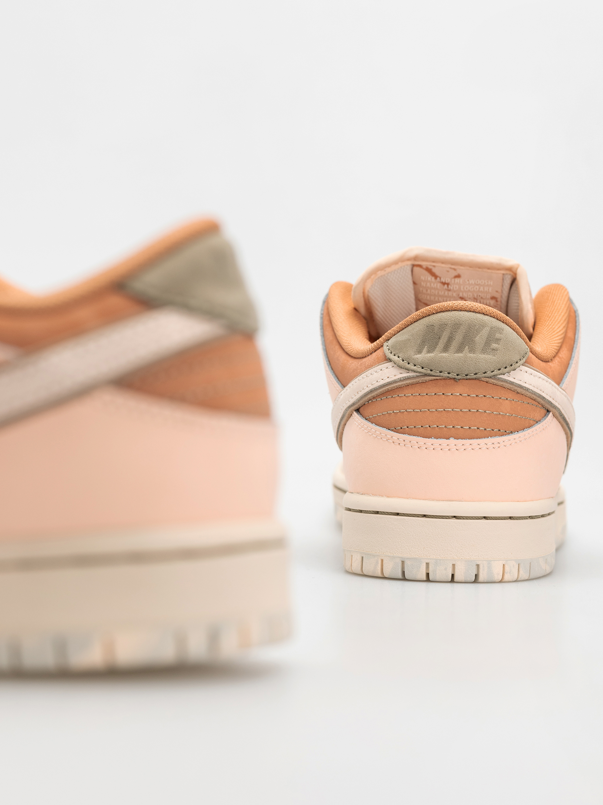 Nike SB Dunk Low Pro Prm Schuhe (amber brown/guava ice crimson tint hemp)