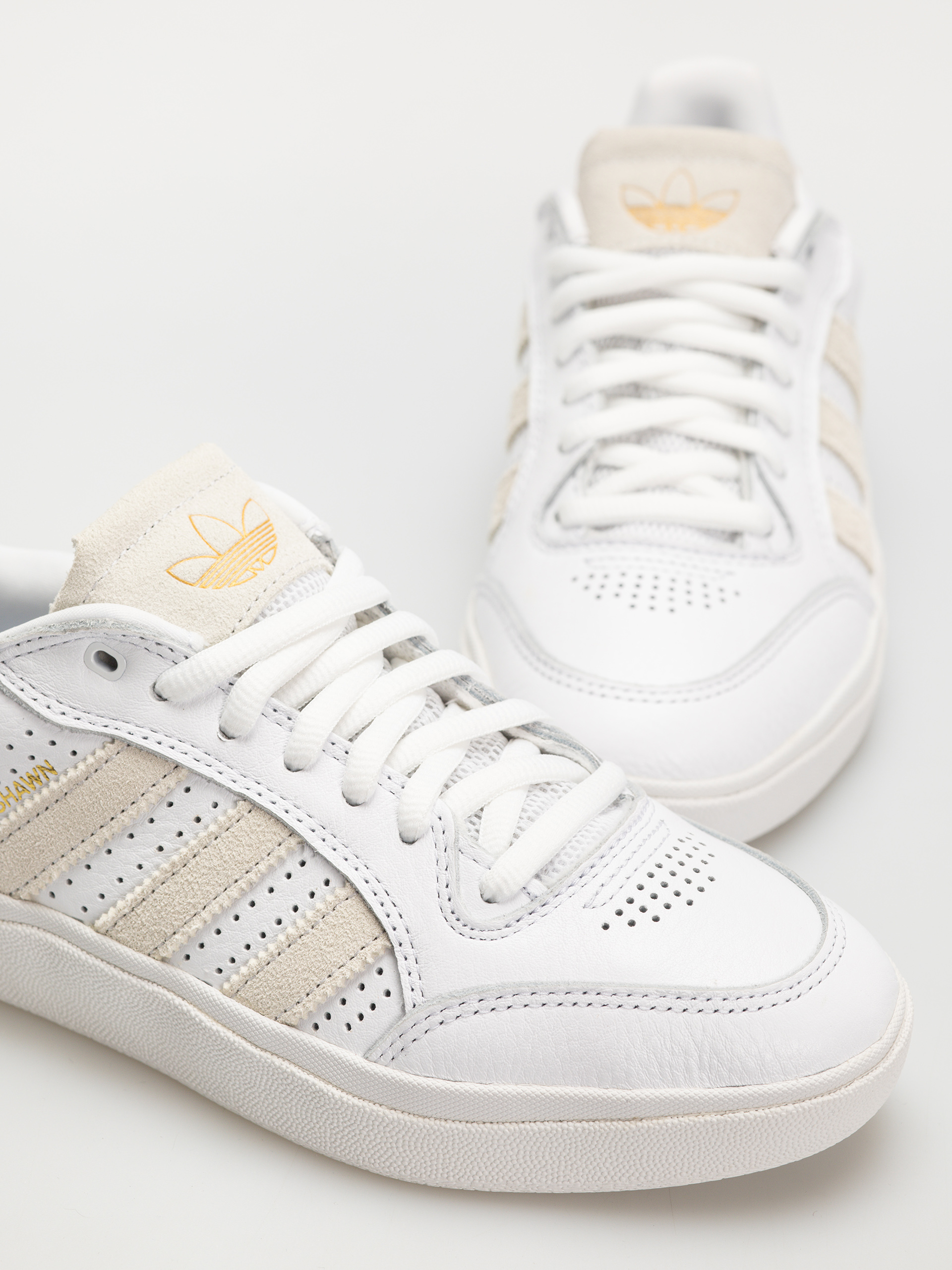 adidas Tyshawn Low Schuhe (ftwwht/ftwwht/goldmt)