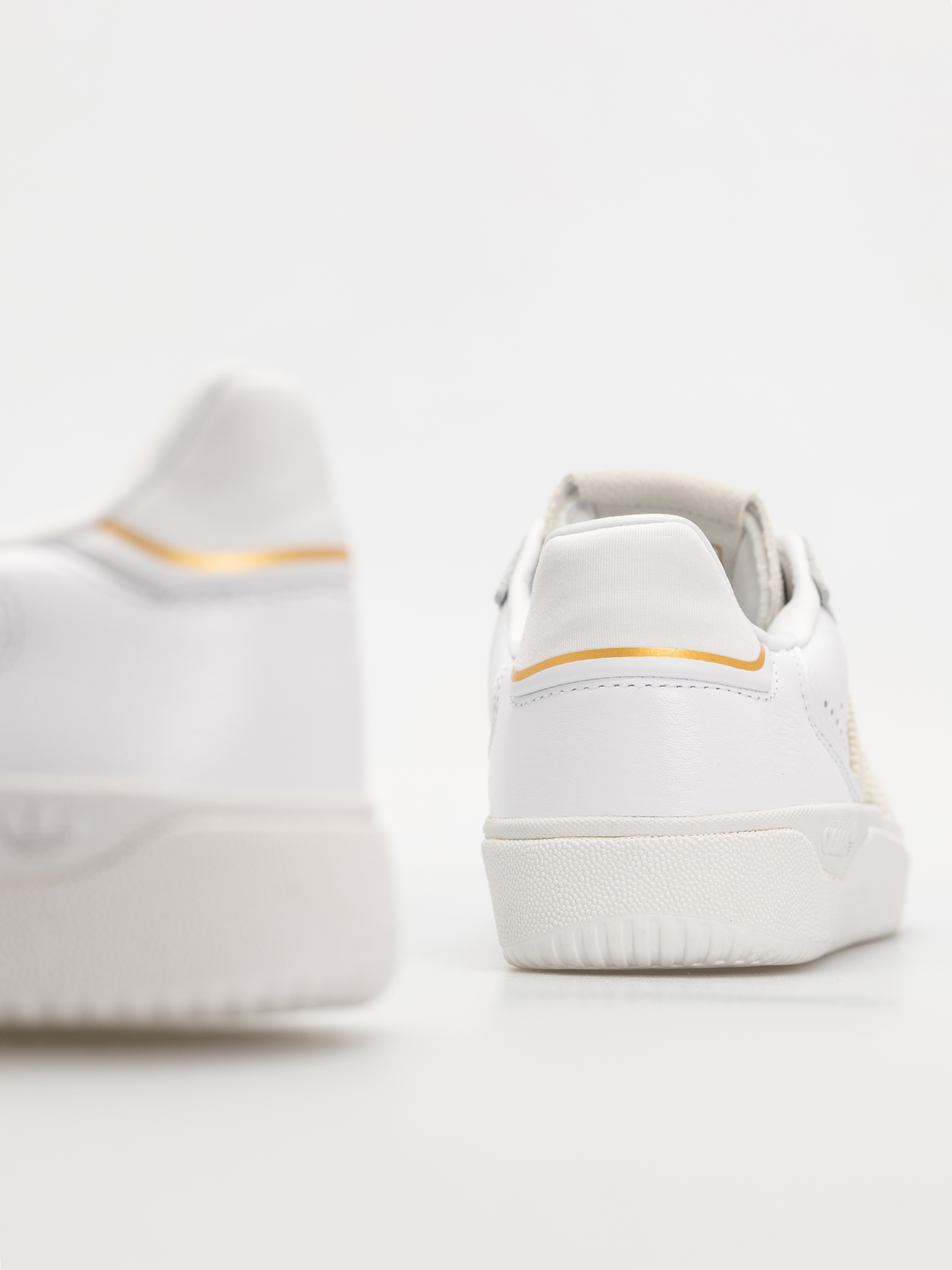 adidas Tyshawn Low Shoes (ftwwht/ftwwht/goldmt)