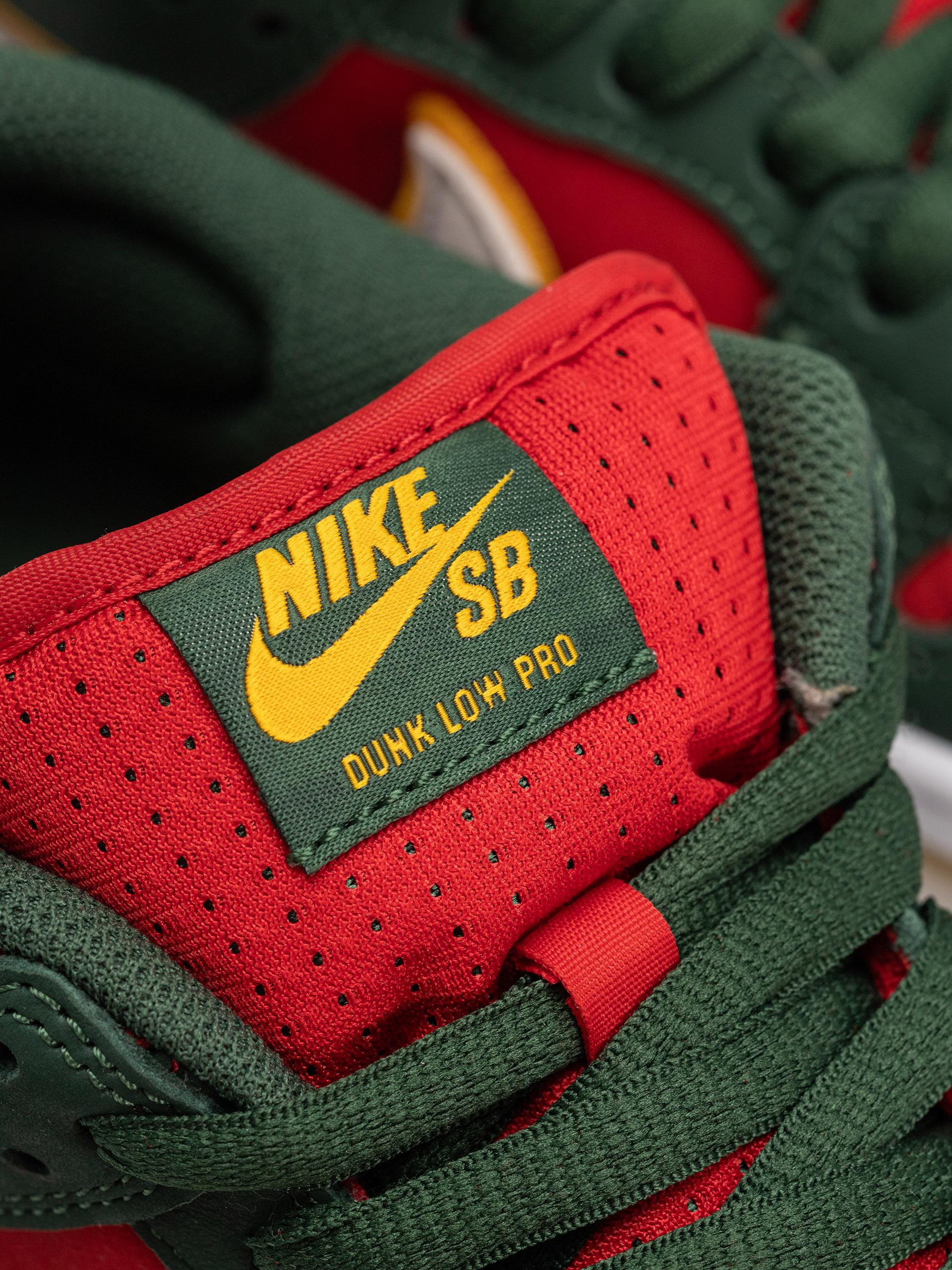 Nike SB Dunk Low Pro Prm Schuhe (fir/white university gold fire red)
