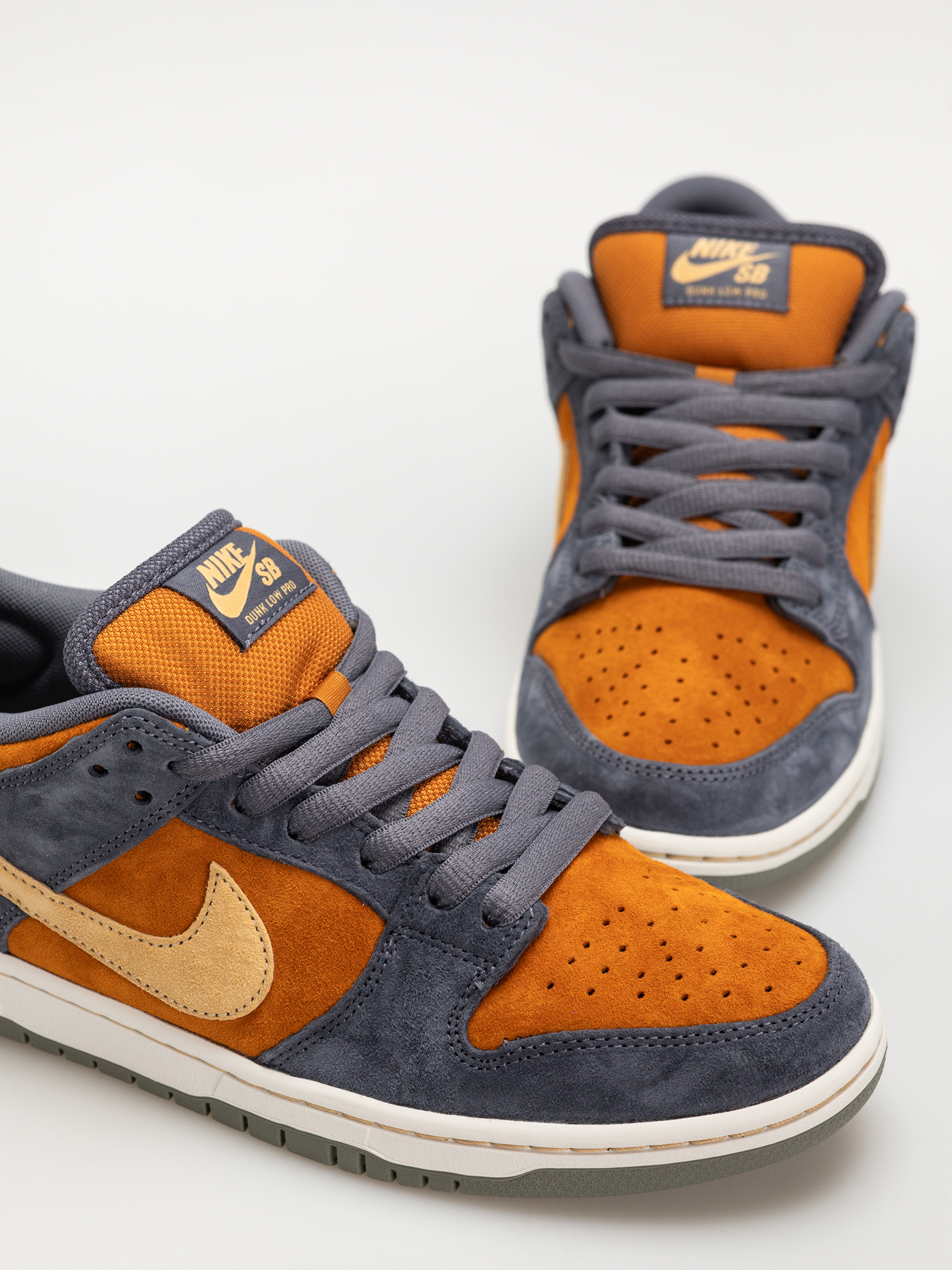 Nike SB Dunk Low Pro Shoes (light carbon/sesame monarch summit white)