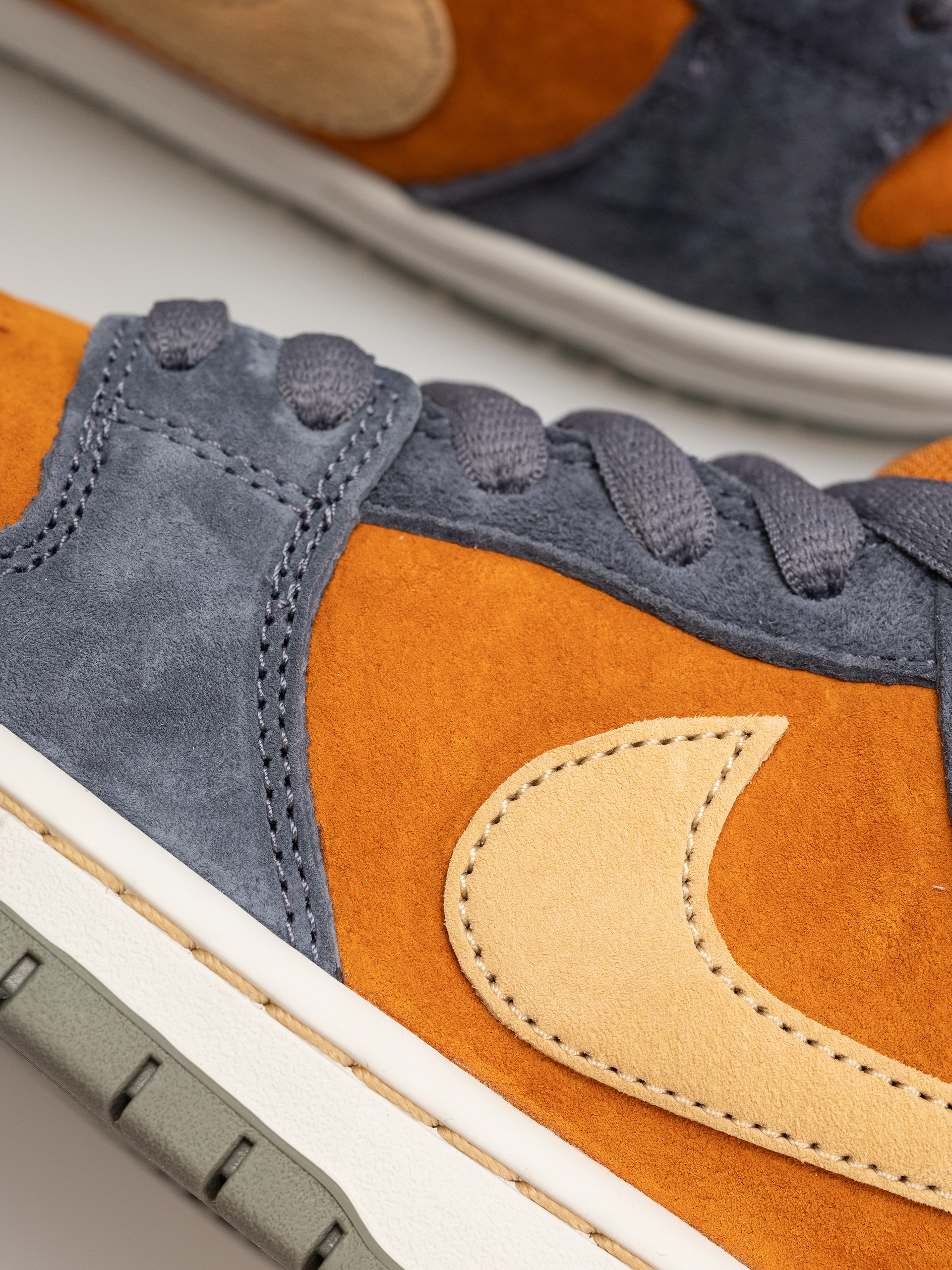 Nike SB Dunk Low Pro Shoes (light carbon/sesame monarch summit white)