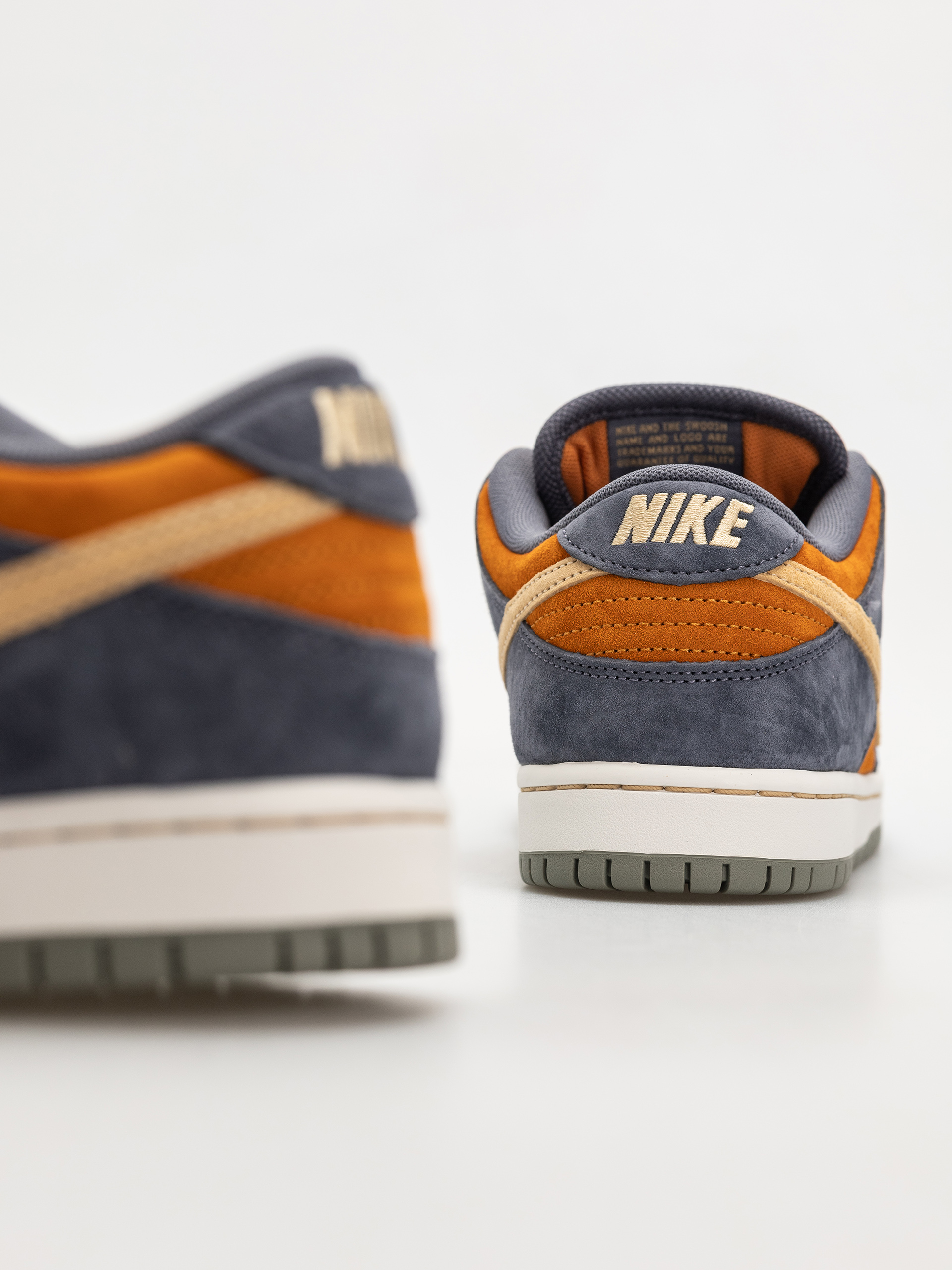 Nike SB Dunk Low Pro Shoes (light carbon/sesame monarch summit white)