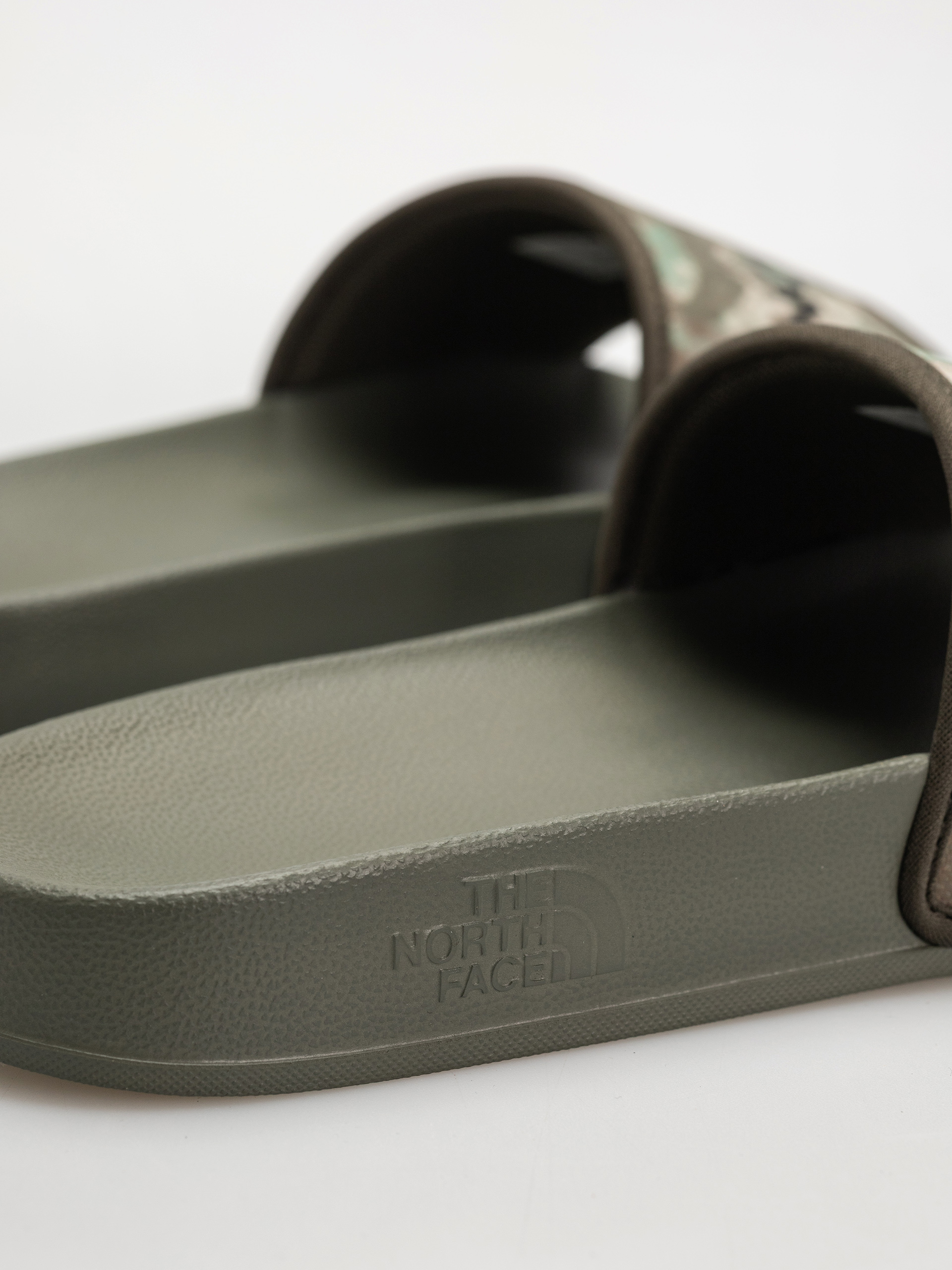 The North Face Base Camp III Flip Flops (mltryolvstpldcmprnt/tnf black)
