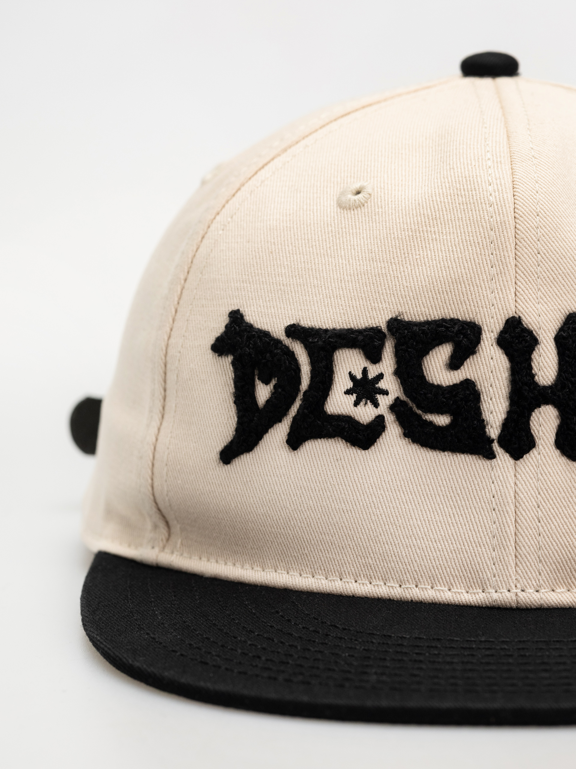 DC Mosh Pit Strapback Cap (lily white/black)