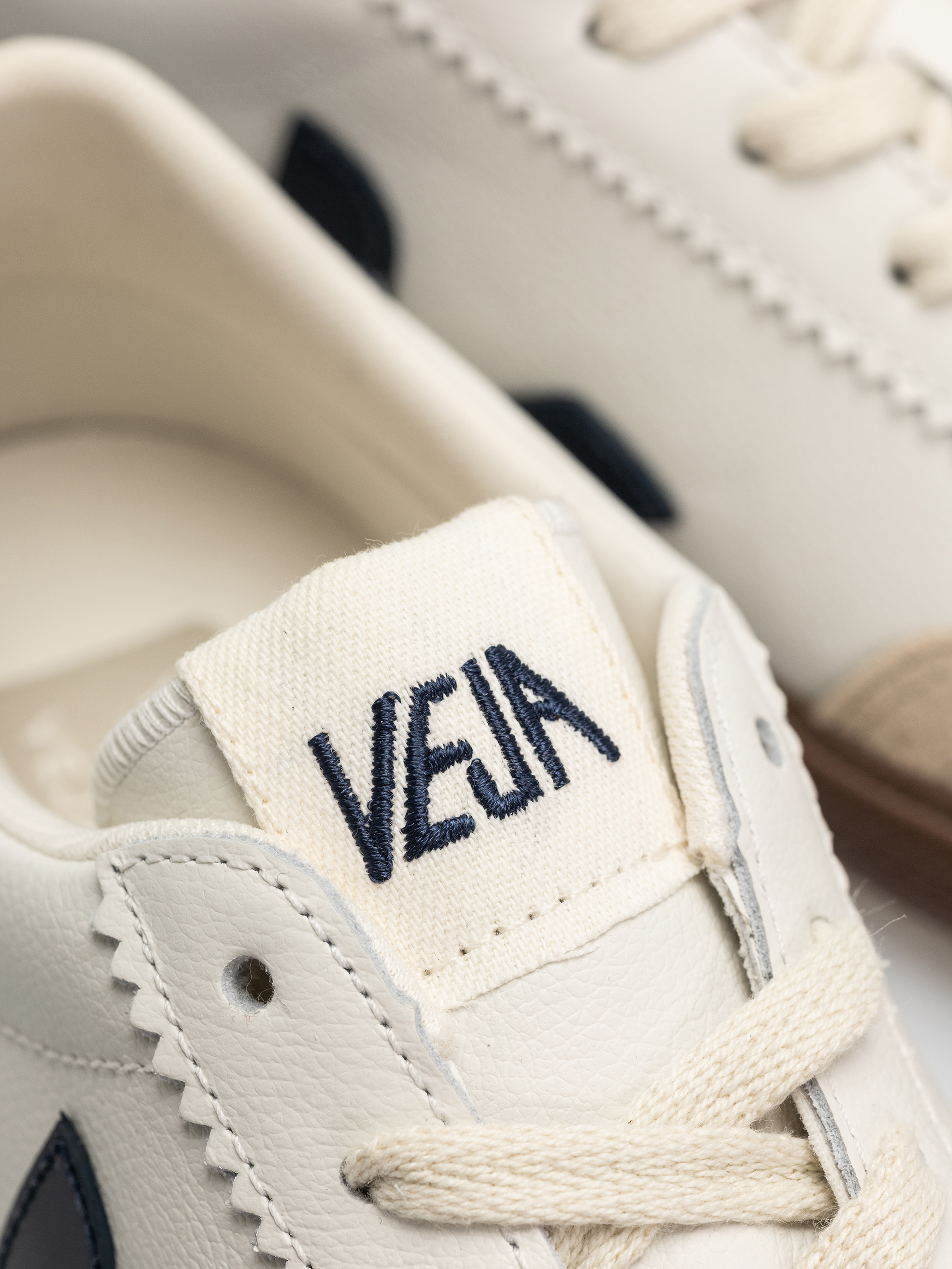 Veja Volley Wmn Shoes (white nautico bark)