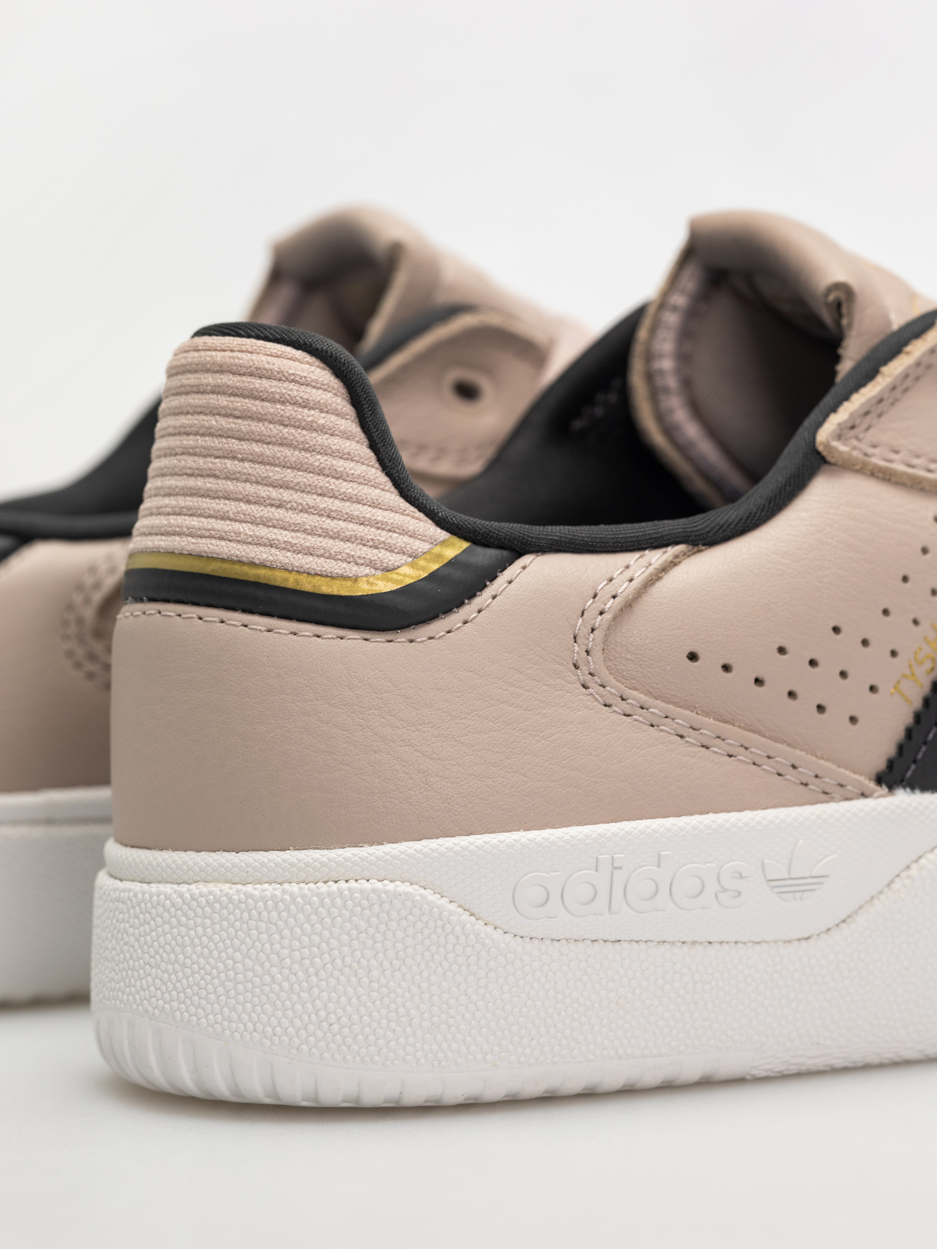 adidas Shoes Tyshawn Low (wontau/carbon/goldmt)