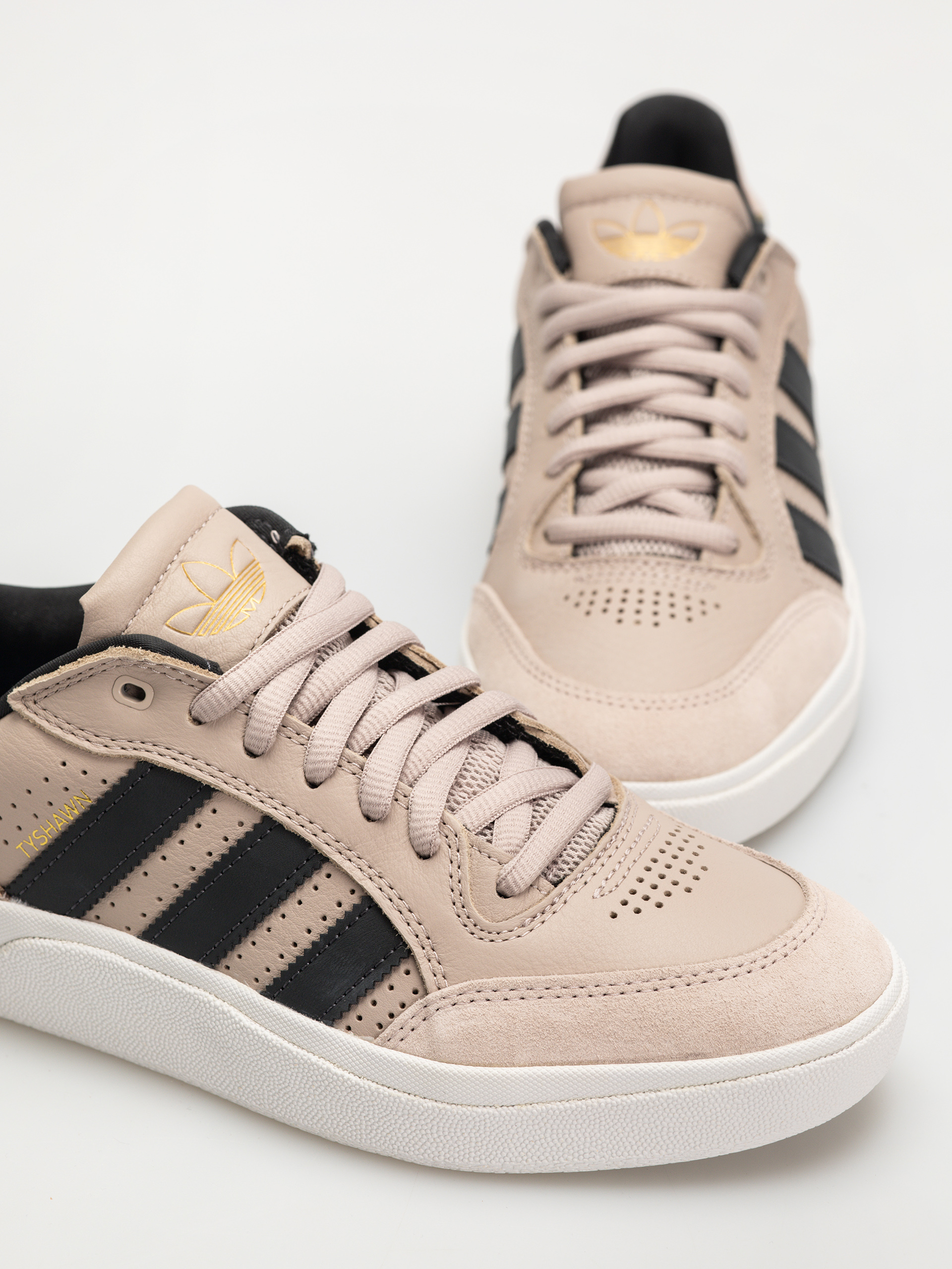 adidas Schuhe Tyshawn Low (wontau/carbon/goldmt)