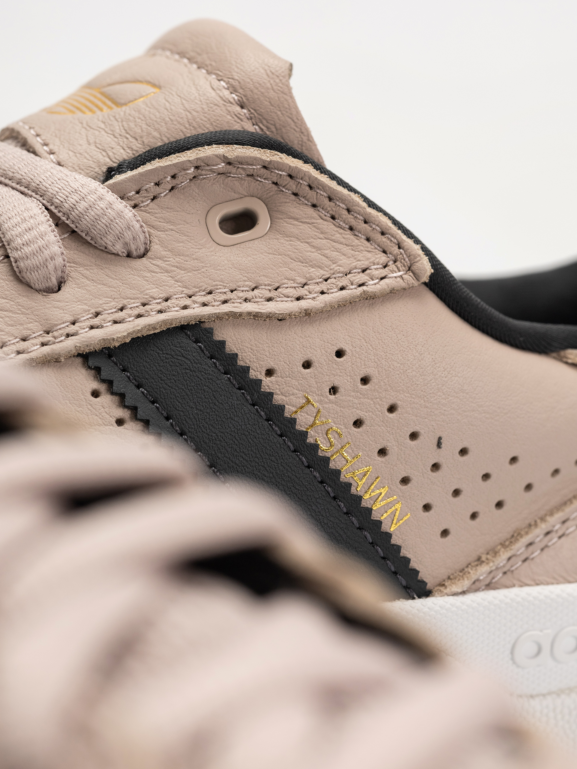 adidas Schuhe Tyshawn Low (wontau/carbon/goldmt)