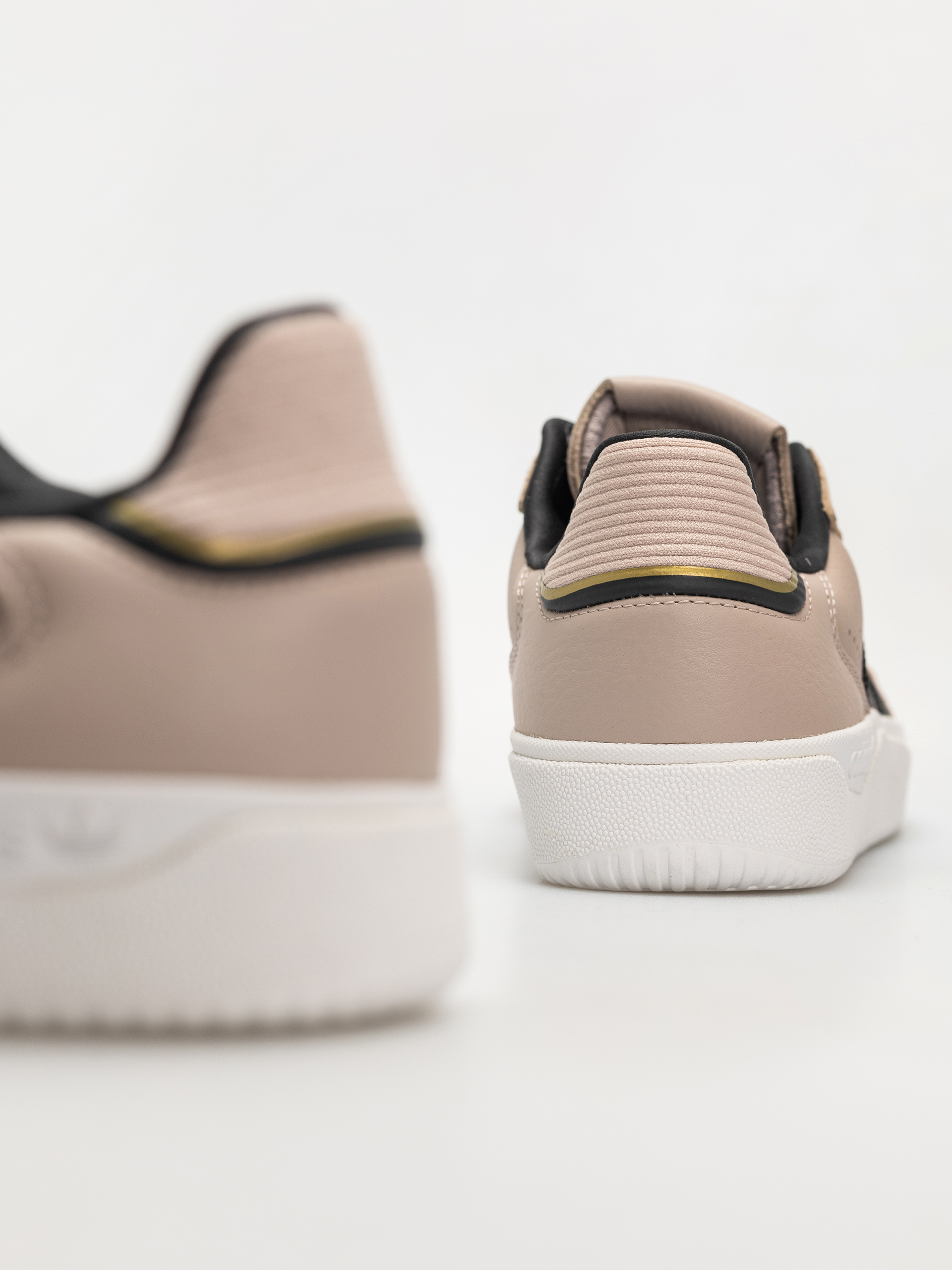 adidas Schuhe Tyshawn Low (wontau/carbon/goldmt)