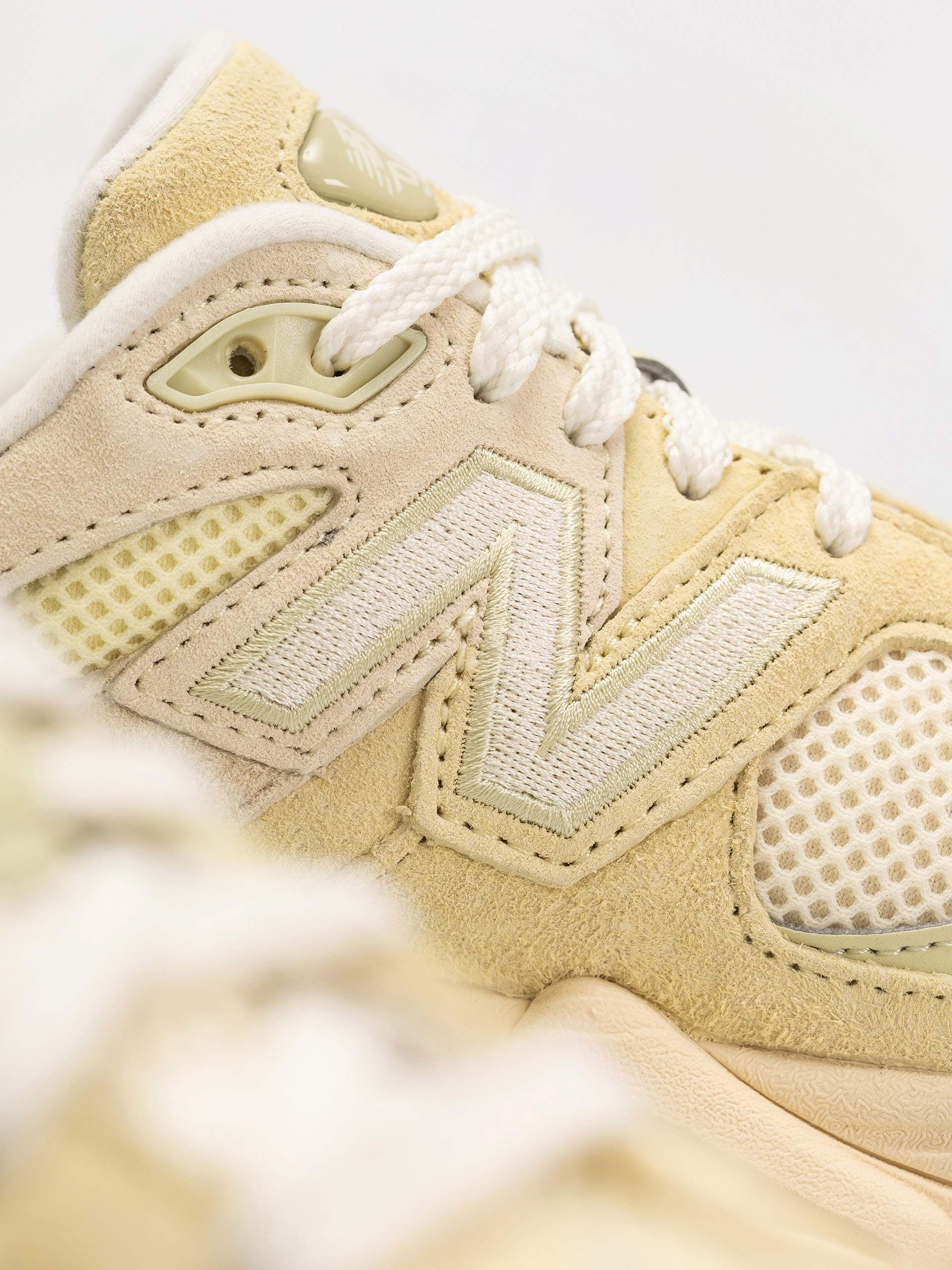 New Balance 9060 Shoes (parchment)