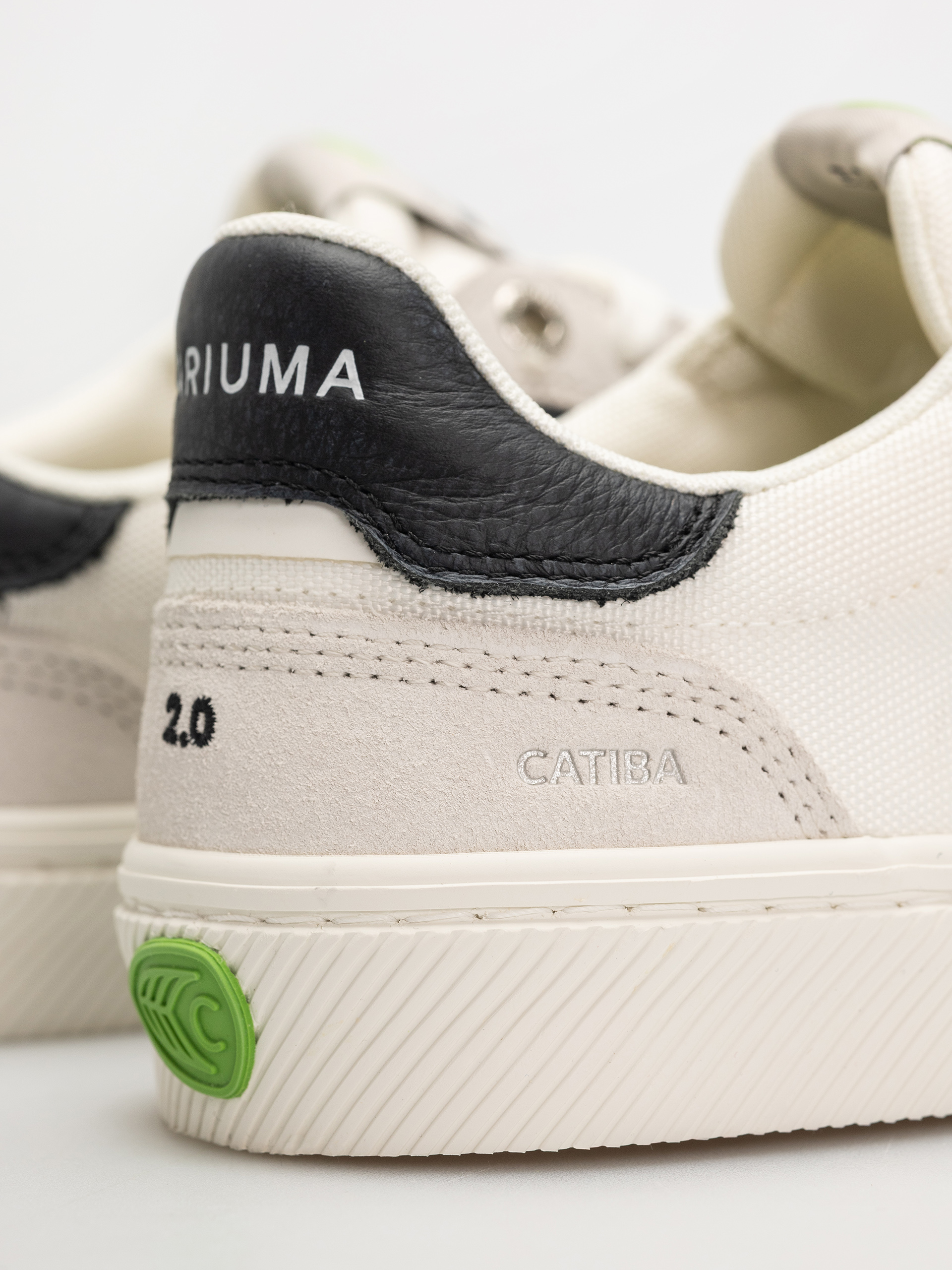 Cariuma Catiba Pro 2.0 Schuhe (smoke white suede off white cordura black logo)