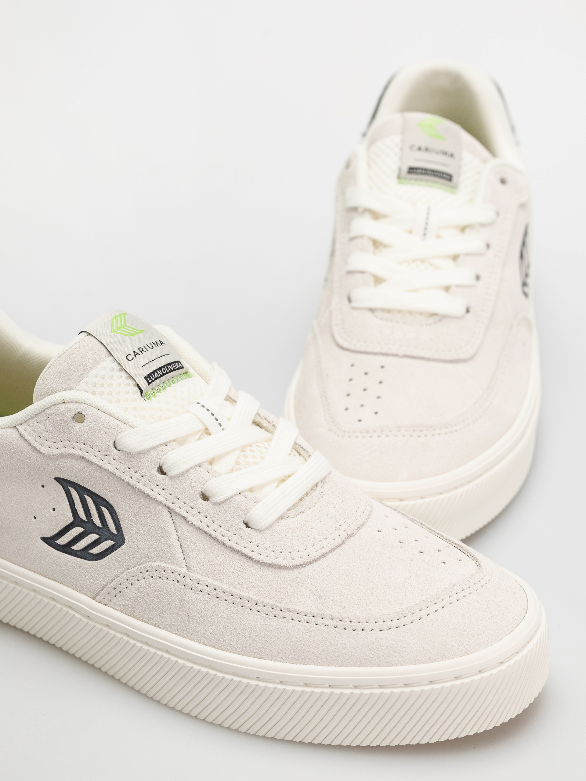 Cariuma Luan Pro Schuhe (smoke white suede black logo)