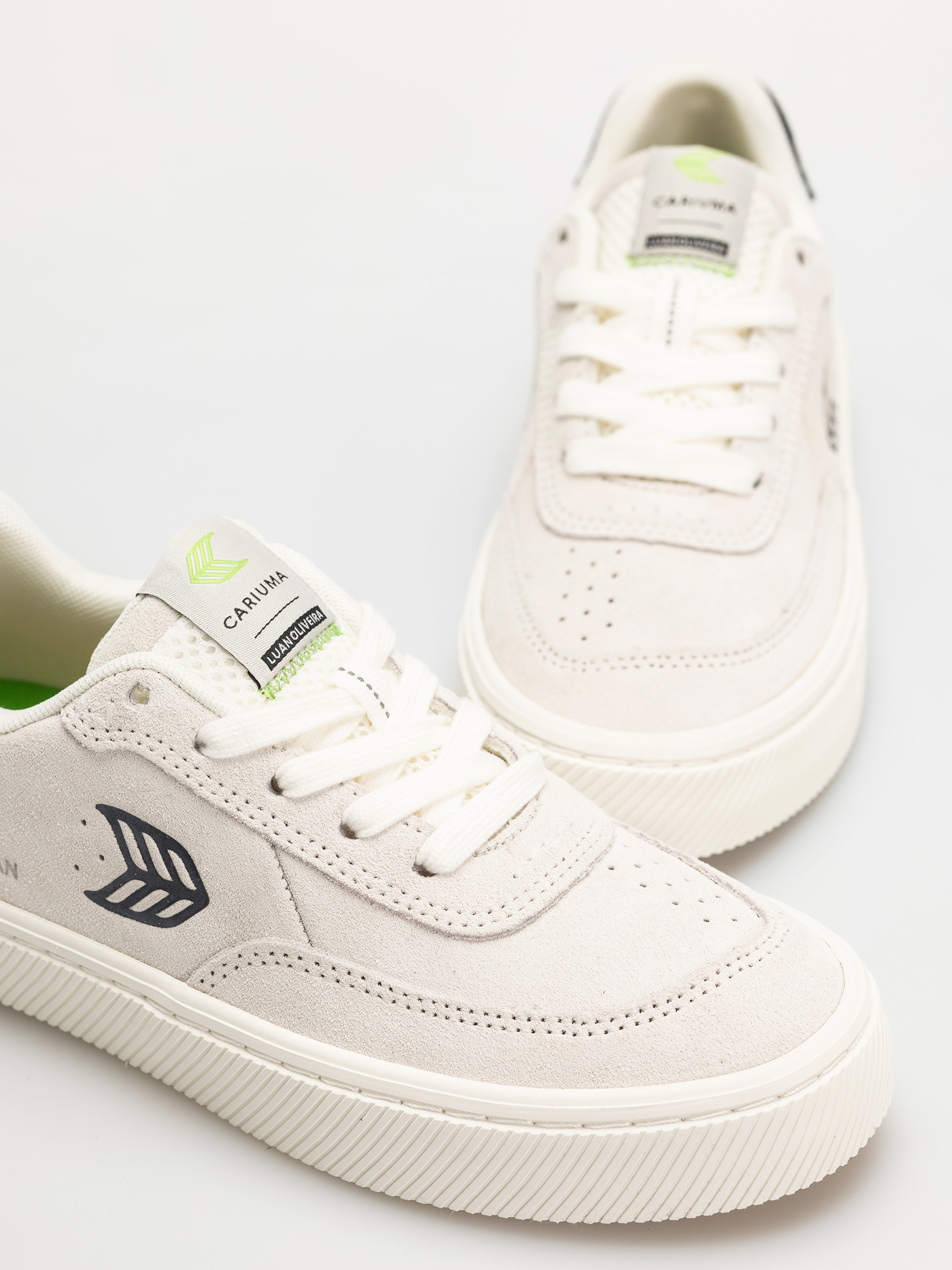 Cariuma Luan Pro Shoes Wmn (smoke white suede black logo)