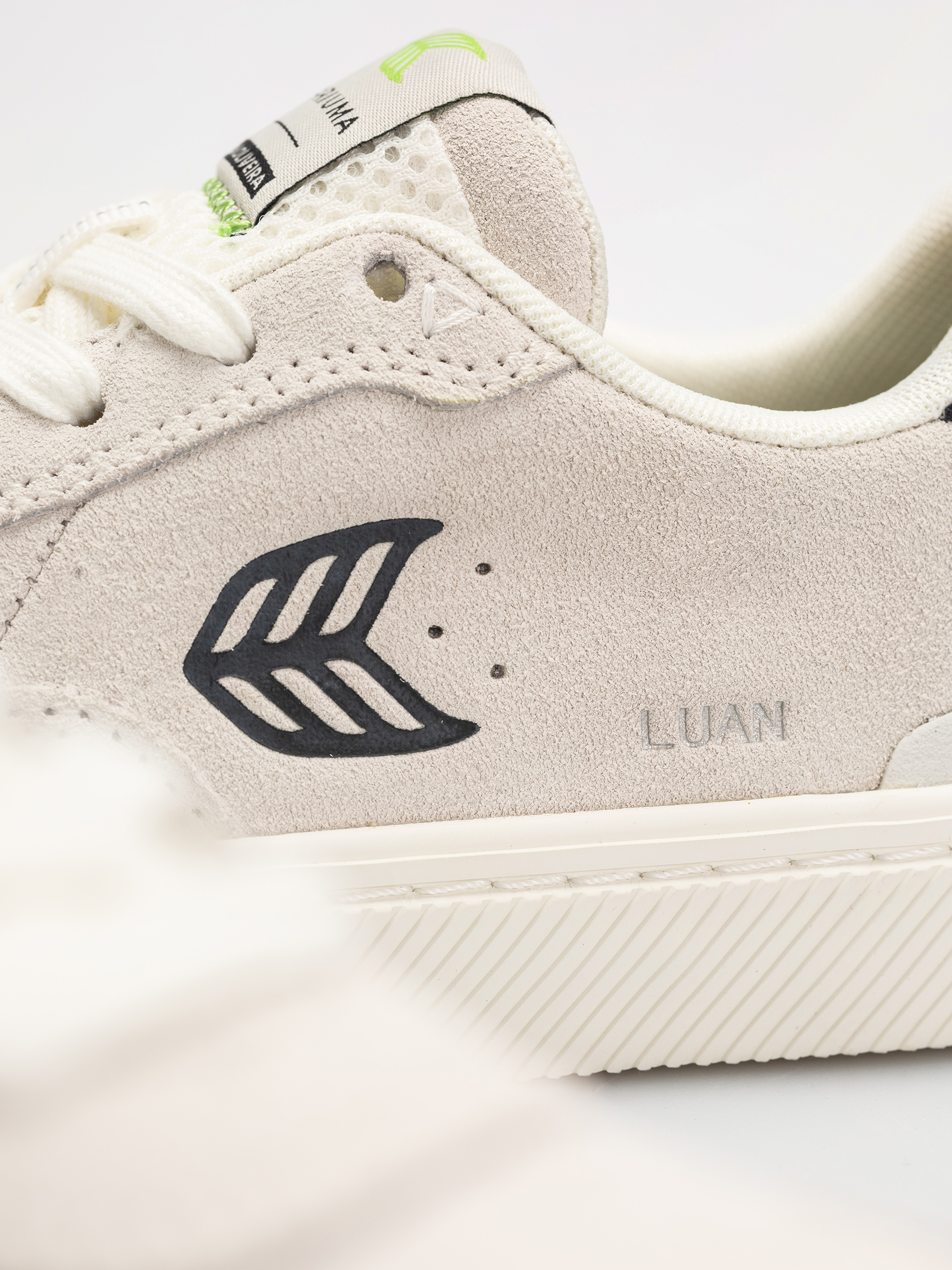 Cariuma Luan Pro Shoes Wmn (smoke white suede black logo)