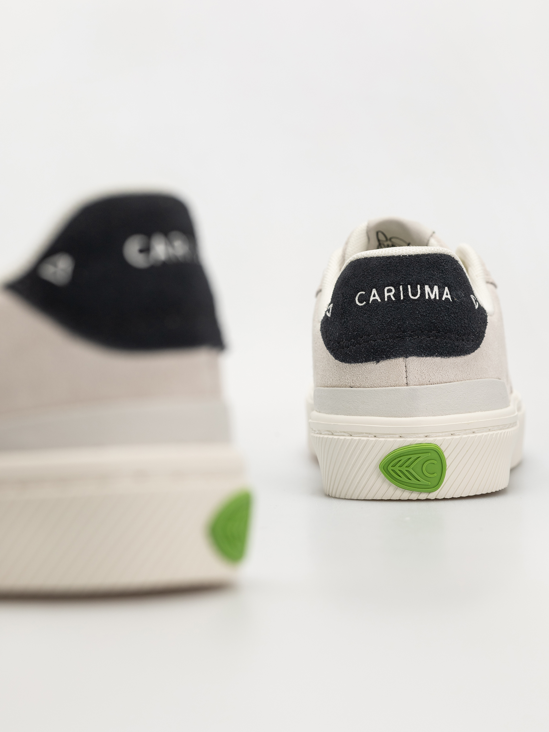 Cariuma Luan Pro Shoes Wmn (smoke white suede black logo)