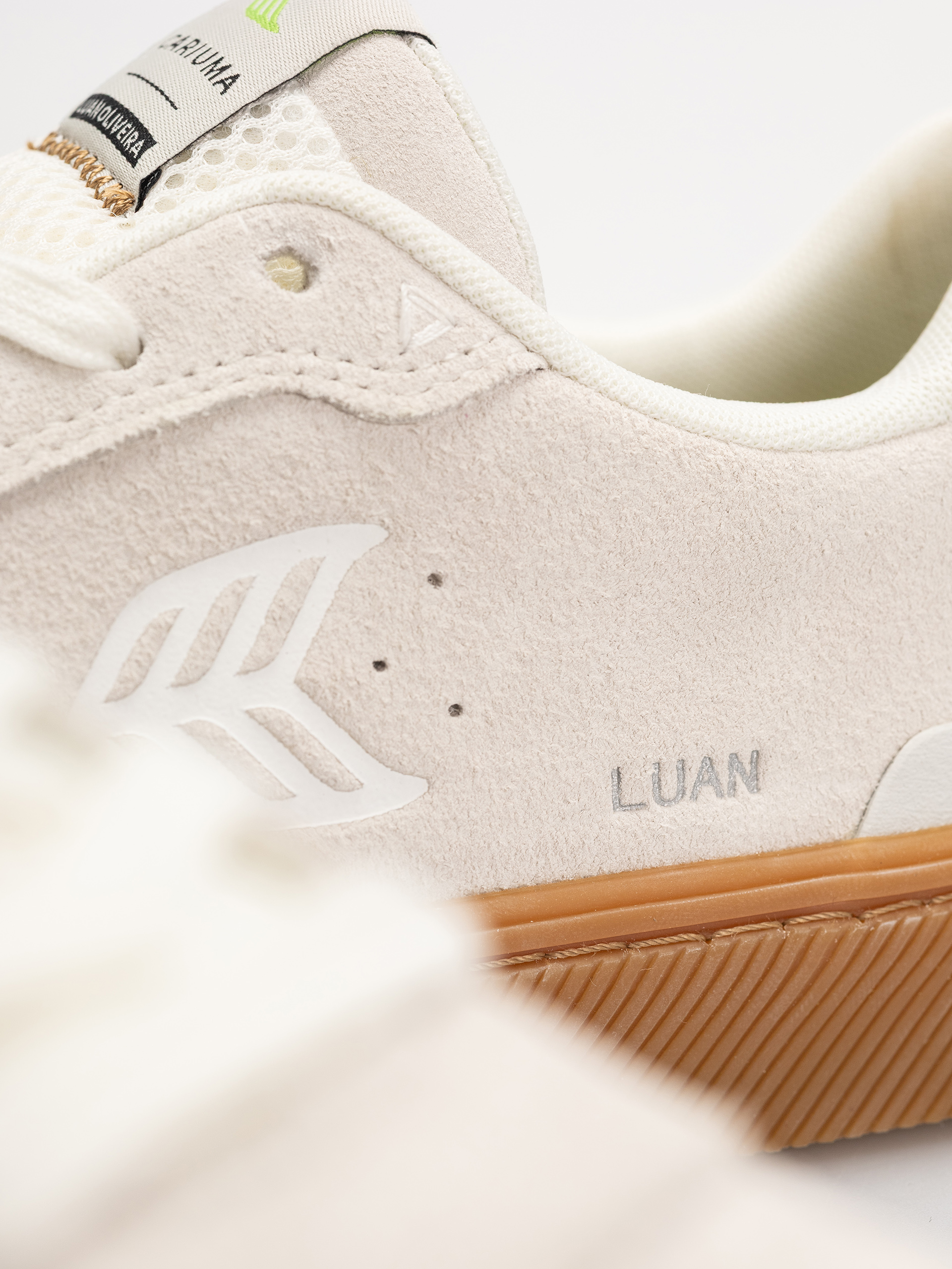Cariuma Luan Pro Schuhe (gum smoke white suede off white logo)