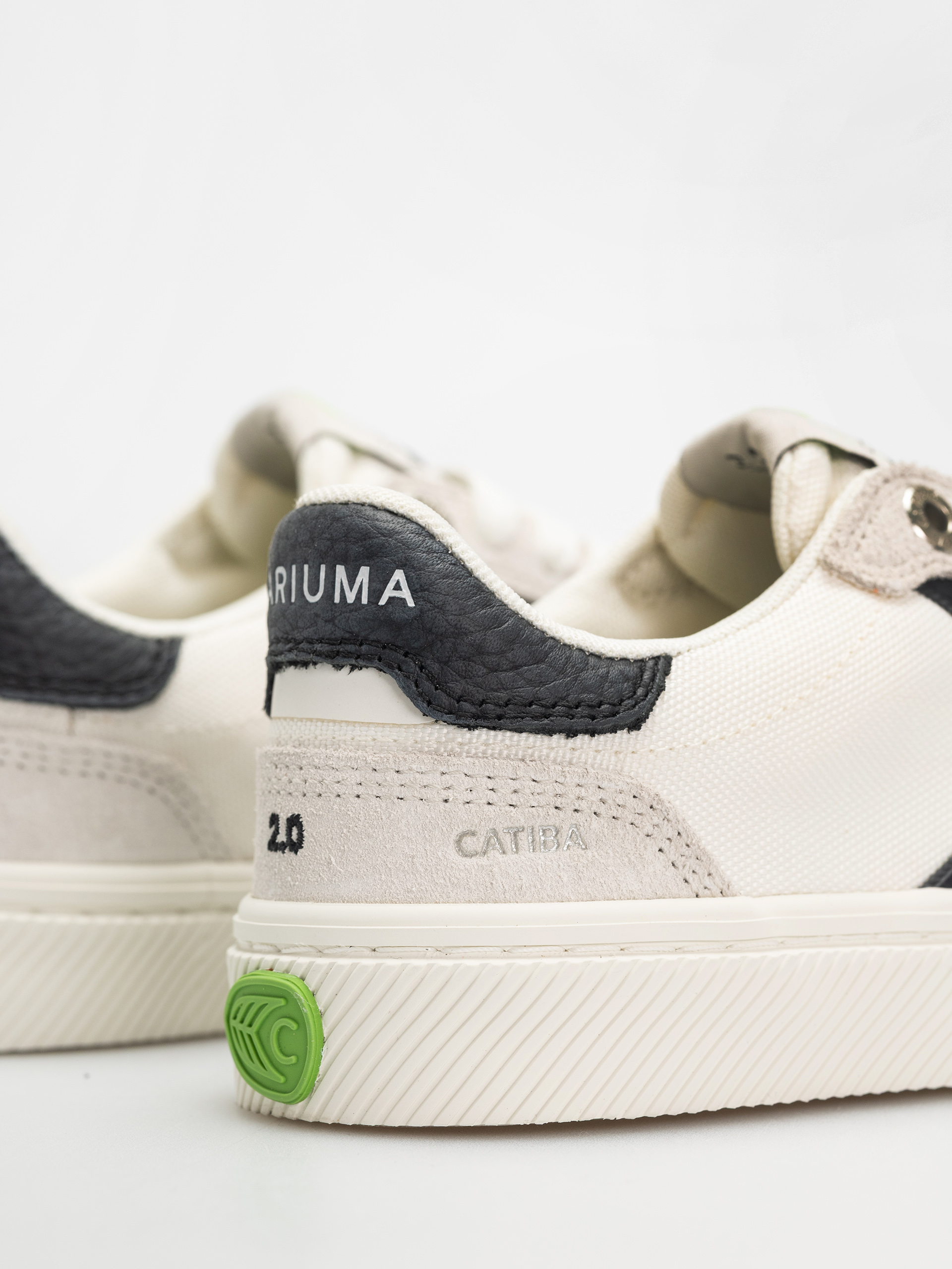 Cariuma Catiba Pro 2.0 Schuhe Wmn (smoke white suede off white cordura black logo)
