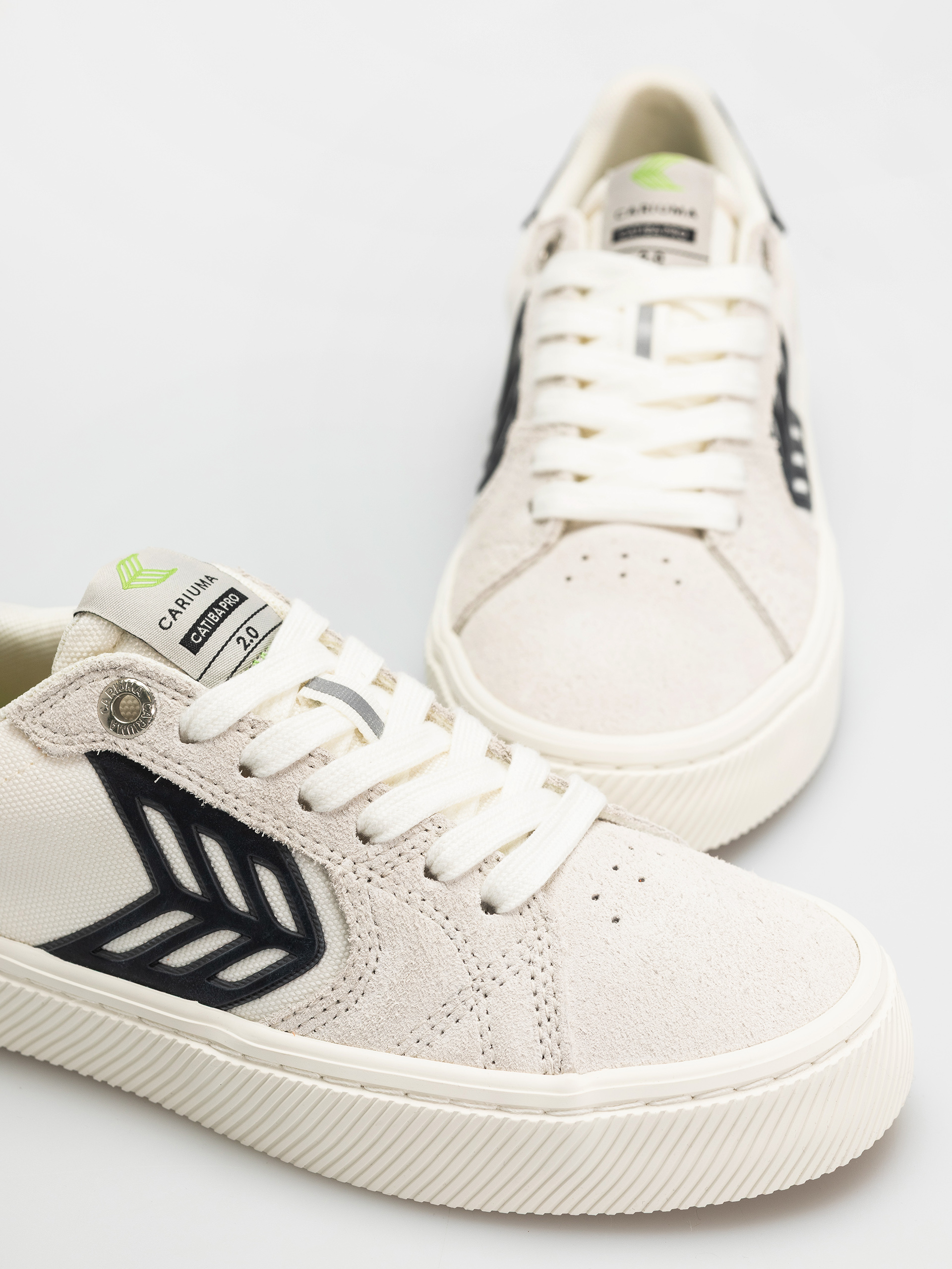 Cariuma Catiba Pro 2.0 Schuhe Wmn (smoke white suede off white cordura black logo)