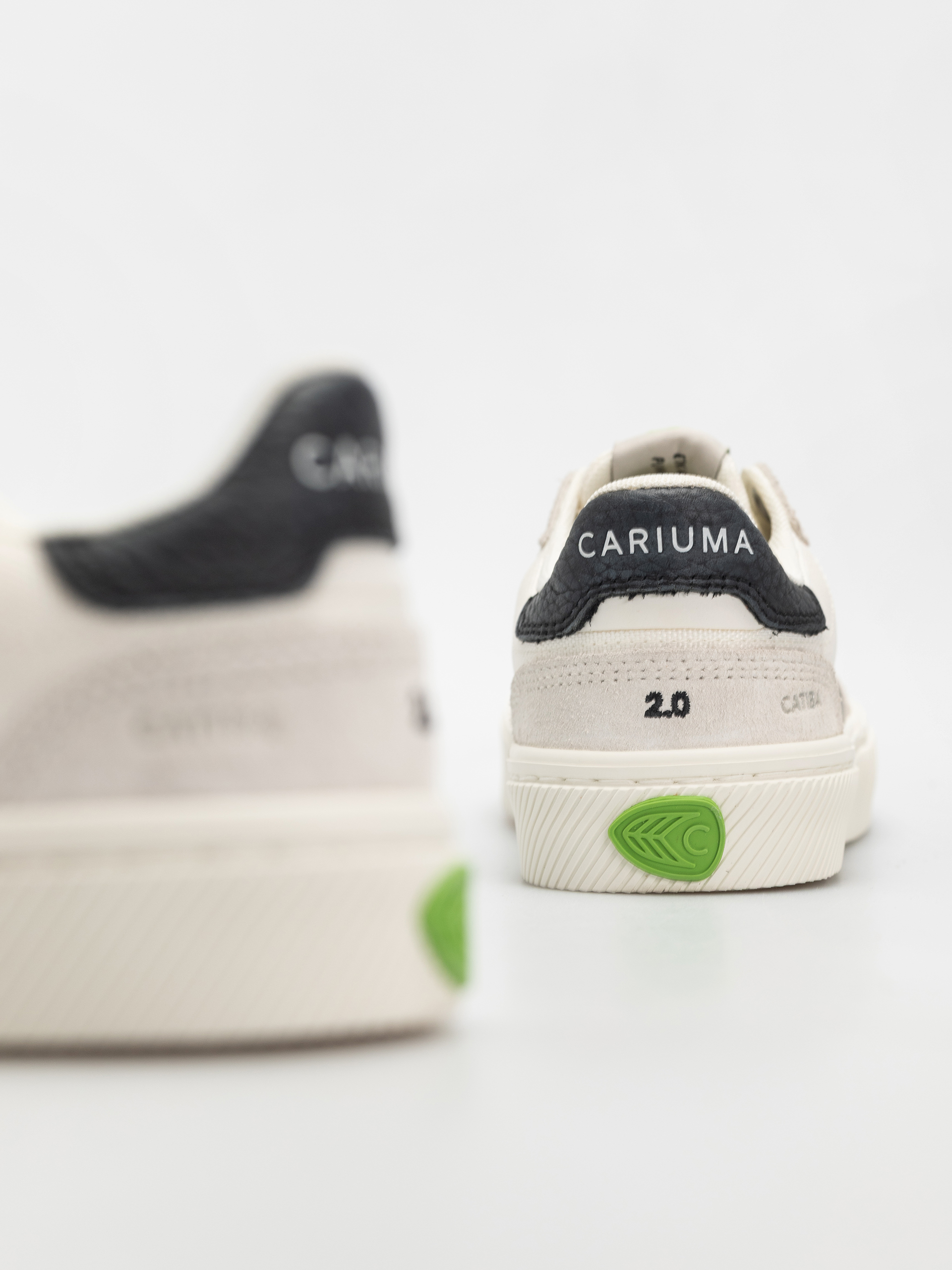 Cariuma Catiba Pro 2.0 Schuhe Wmn (smoke white suede off white cordura black logo)