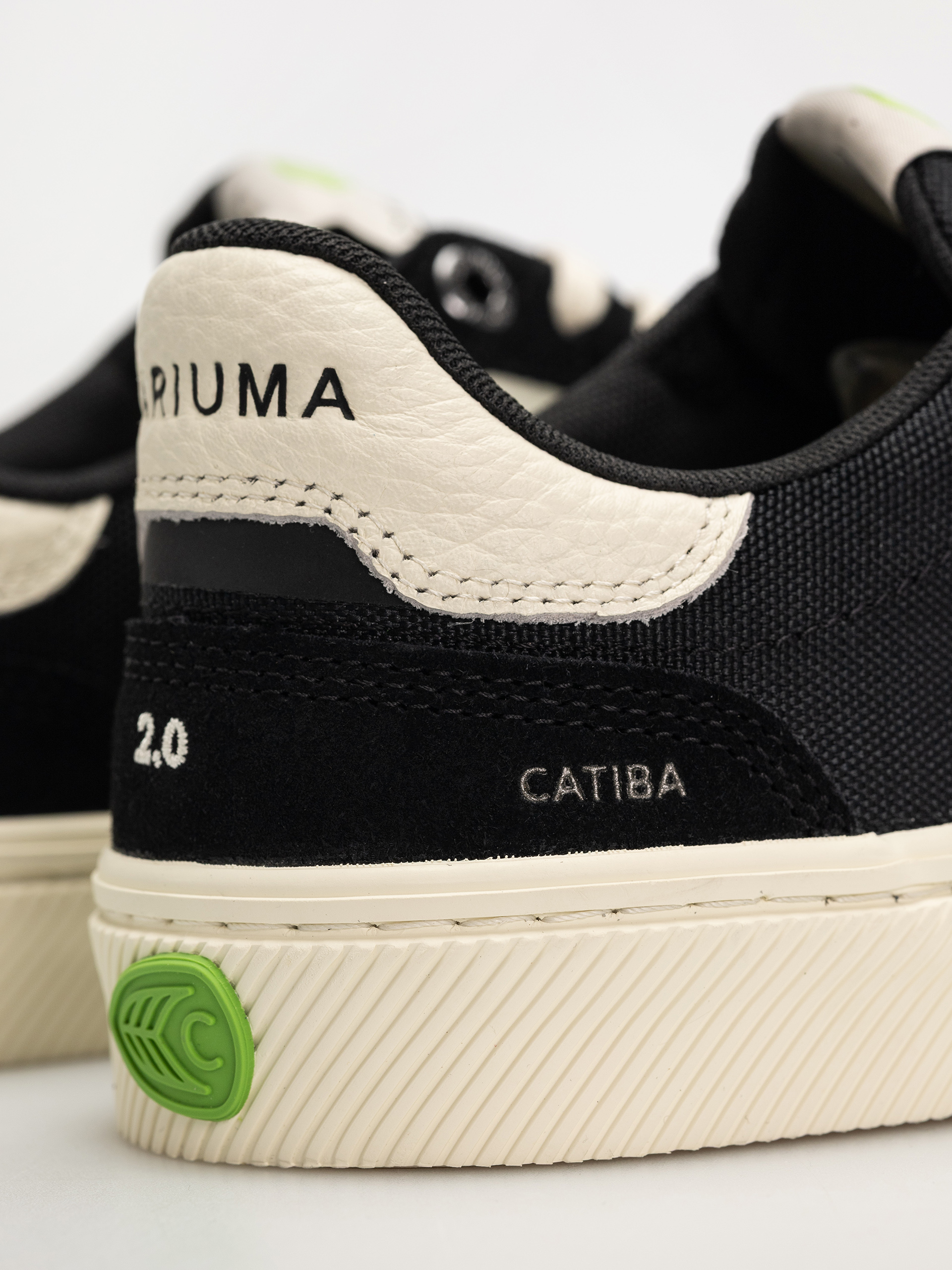 Cariuma Catiba Pro 2.0 Schuhe (black suede and cordura ivory logo)