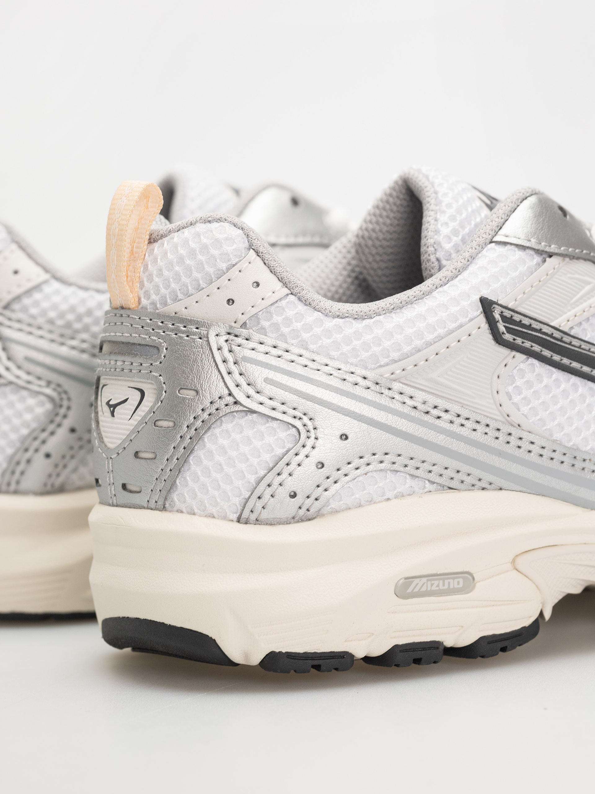 Mizuno MXR Schuhe (white/iron gate/peach puree)