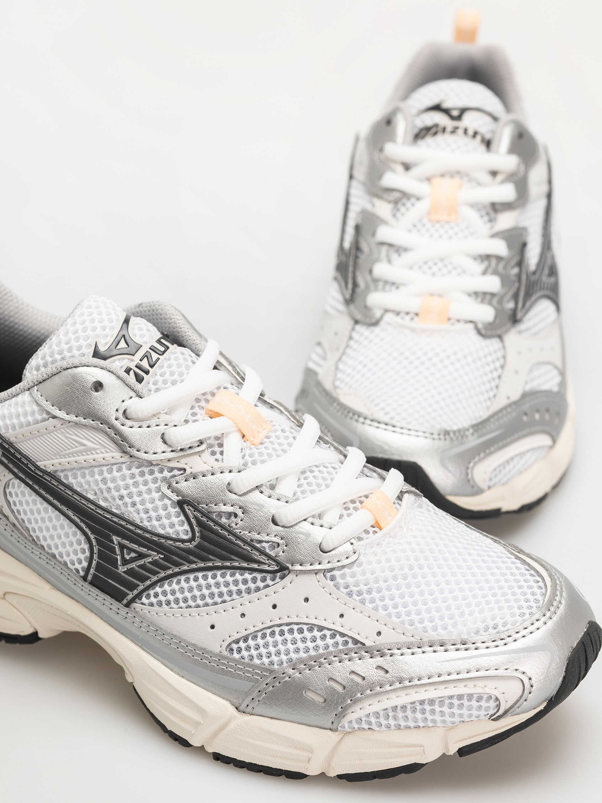 Mizuno MXR Shoes (white/iron gate/peach puree)