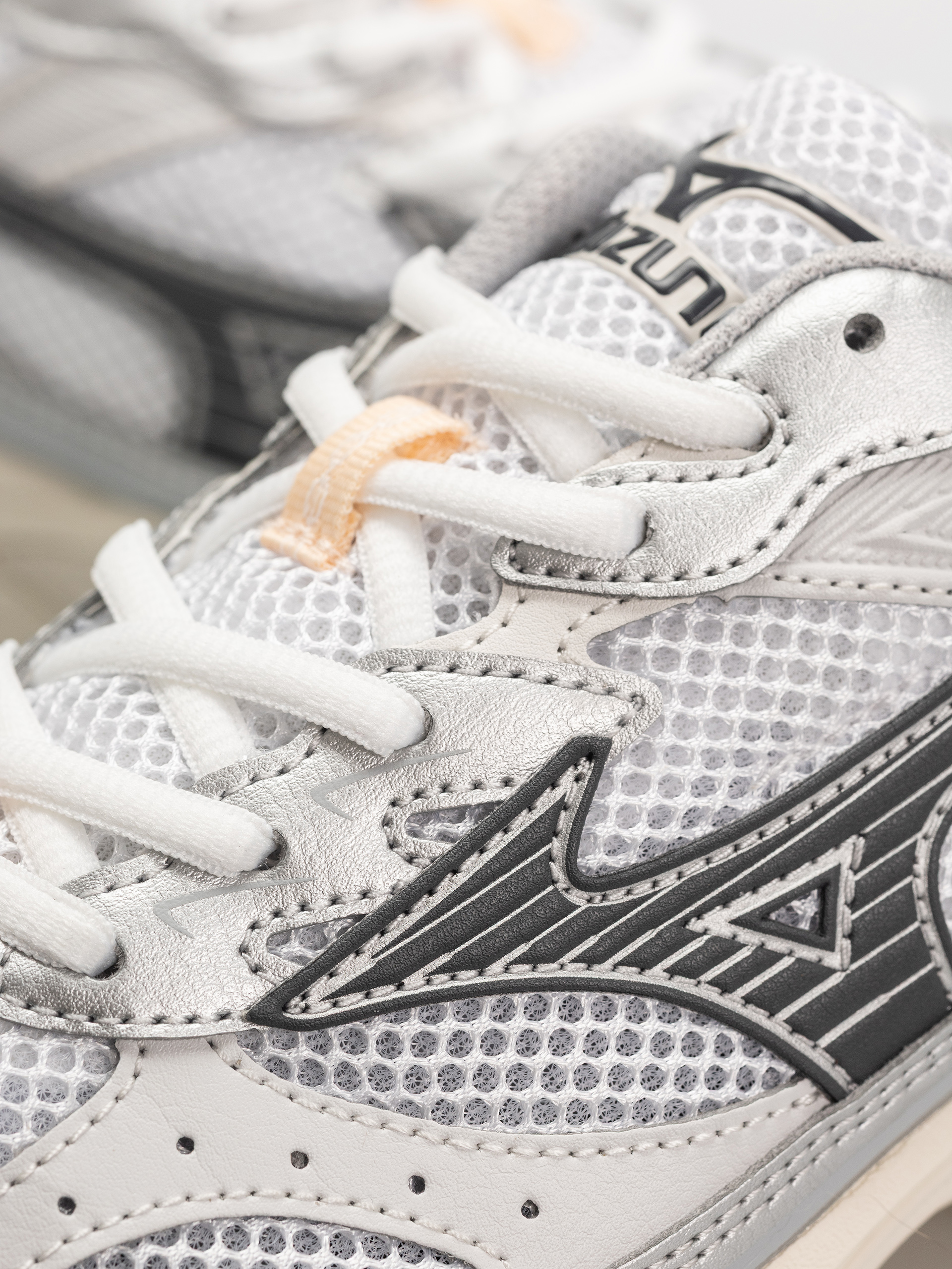 Mizuno MXR Schuhe (white/iron gate/peach puree)