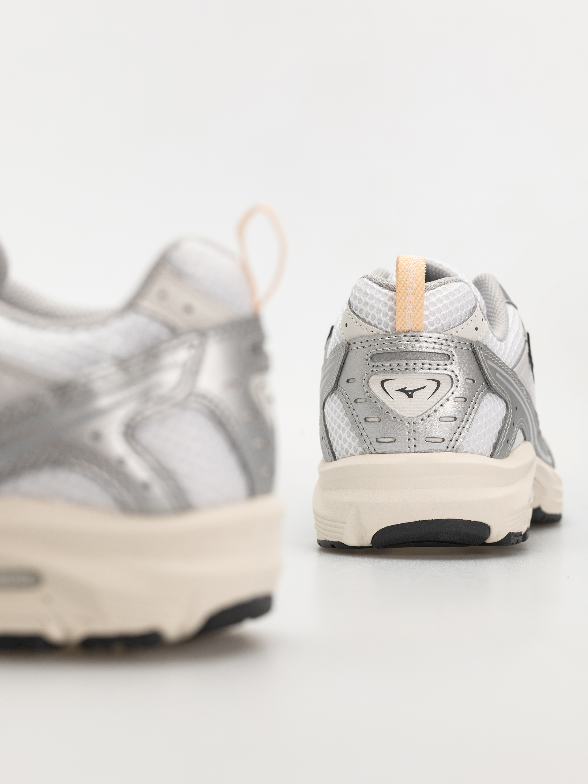 Mizuno MXR Schuhe (white/iron gate/peach puree)