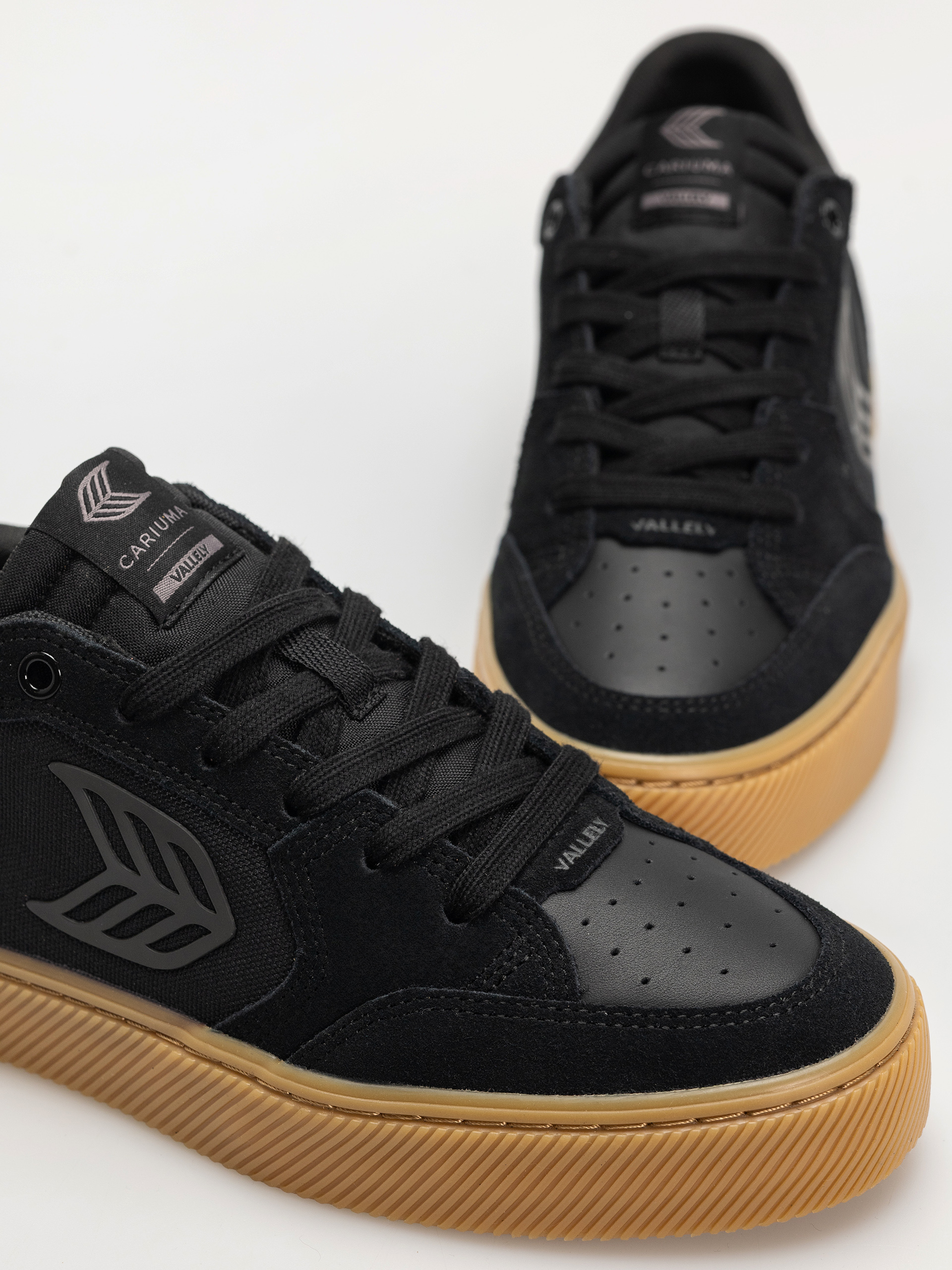 Cariuma Vallely Pro Schuhe (gum black suede and cordura ash grey logo)