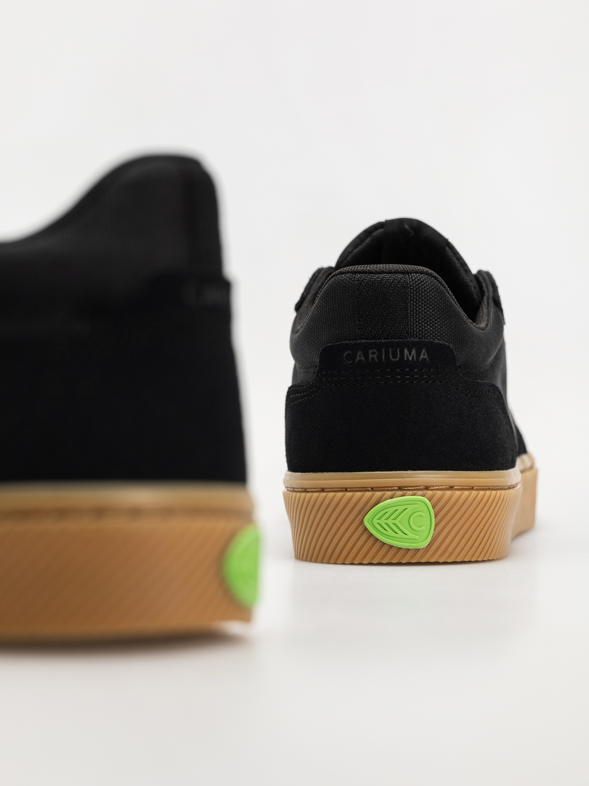 Cariuma Vallely Pro Schuhe (gum black suede and cordura ash grey logo)