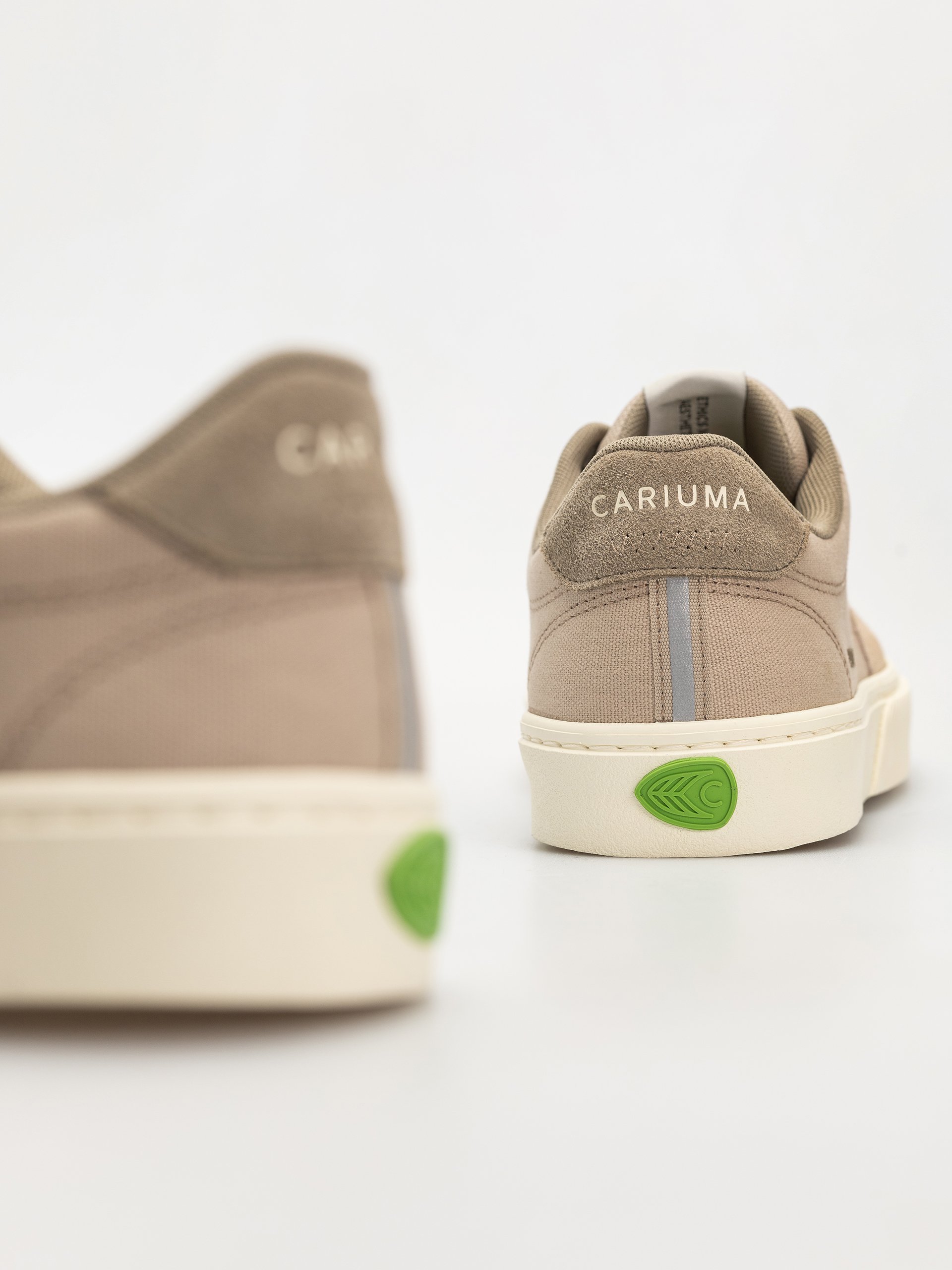 Cariuma Naioca Pro Schuhe (plaza taupe suede and canvas ivory logo laurel oak)