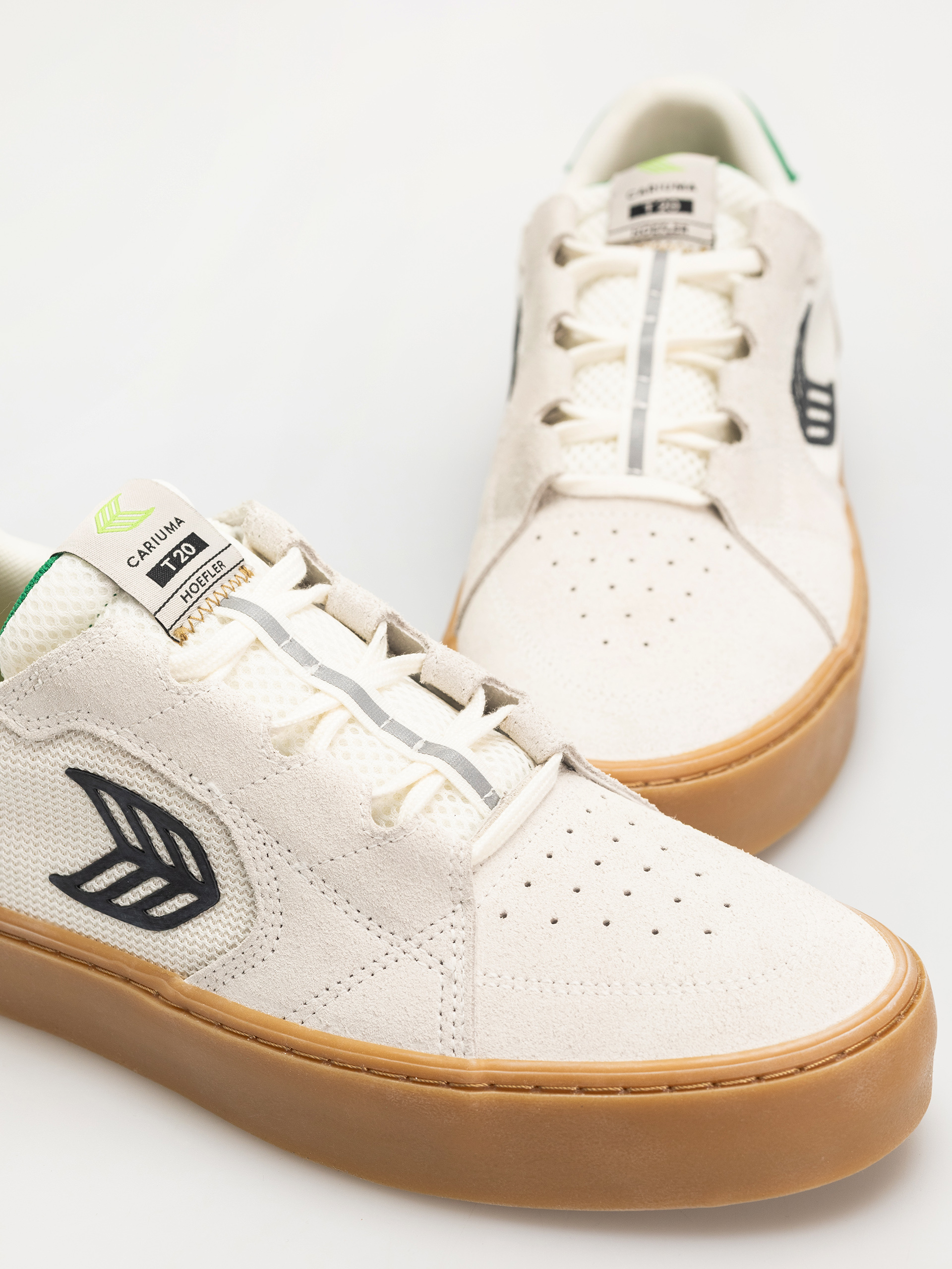 Cariuma T20 Pro Schuhe (gum smoke white suede and mesh black logo green)