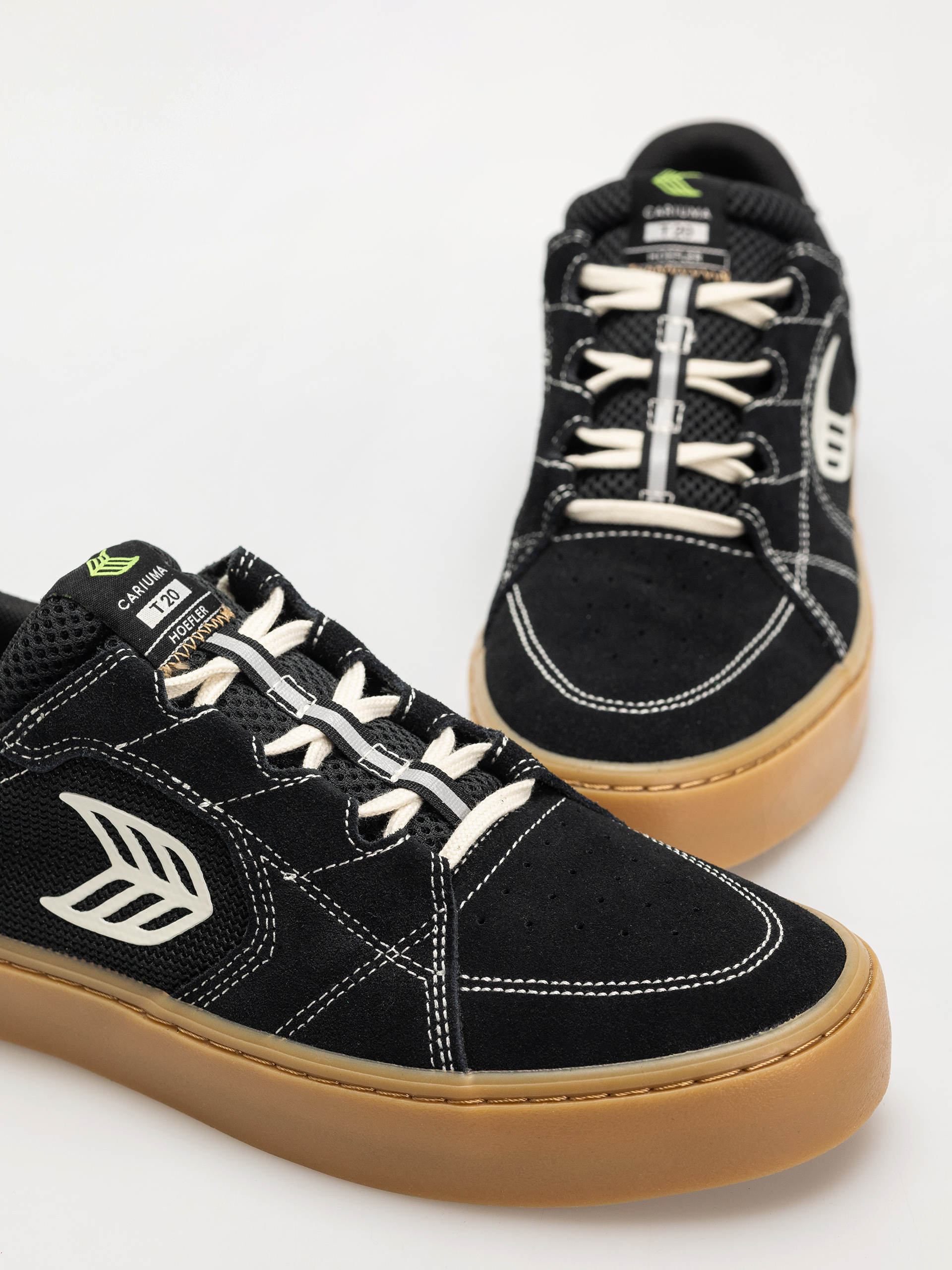 Cariuma T20 Pro Schuhe (gum black suede and mesh ivory logo contrast thread)