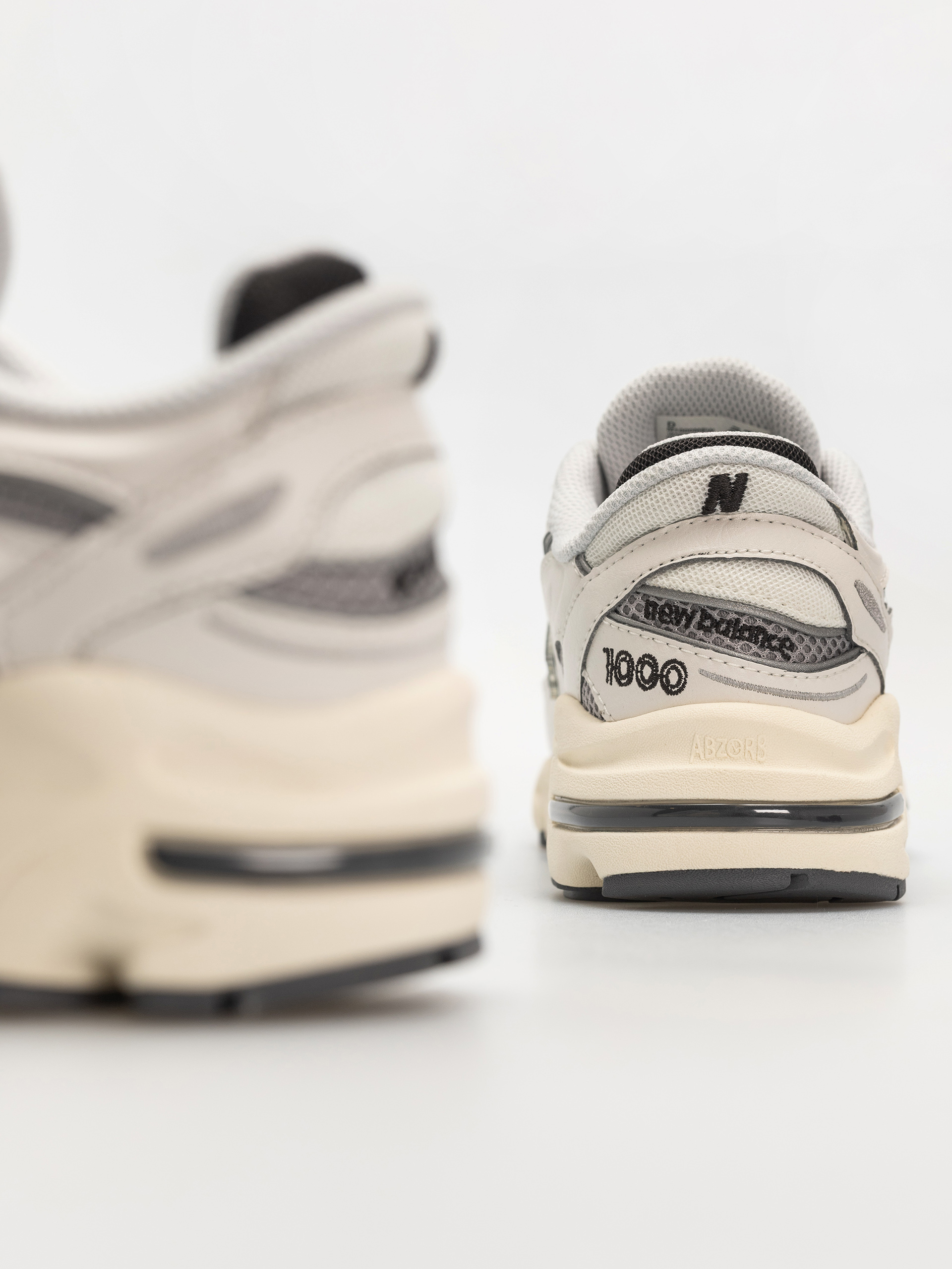 New Balance 1000 Shoes (sea salt)