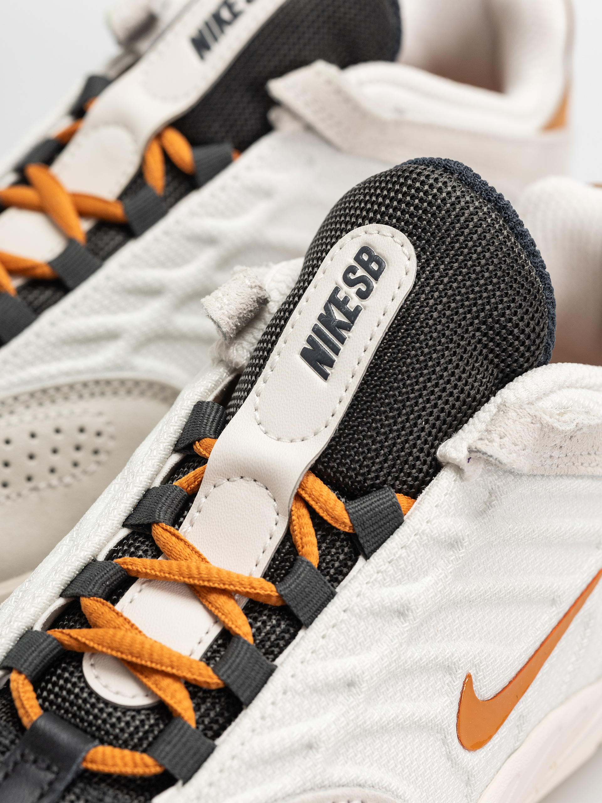 Nike SB Vertebrae Shoes (summit white/monarch phantom)