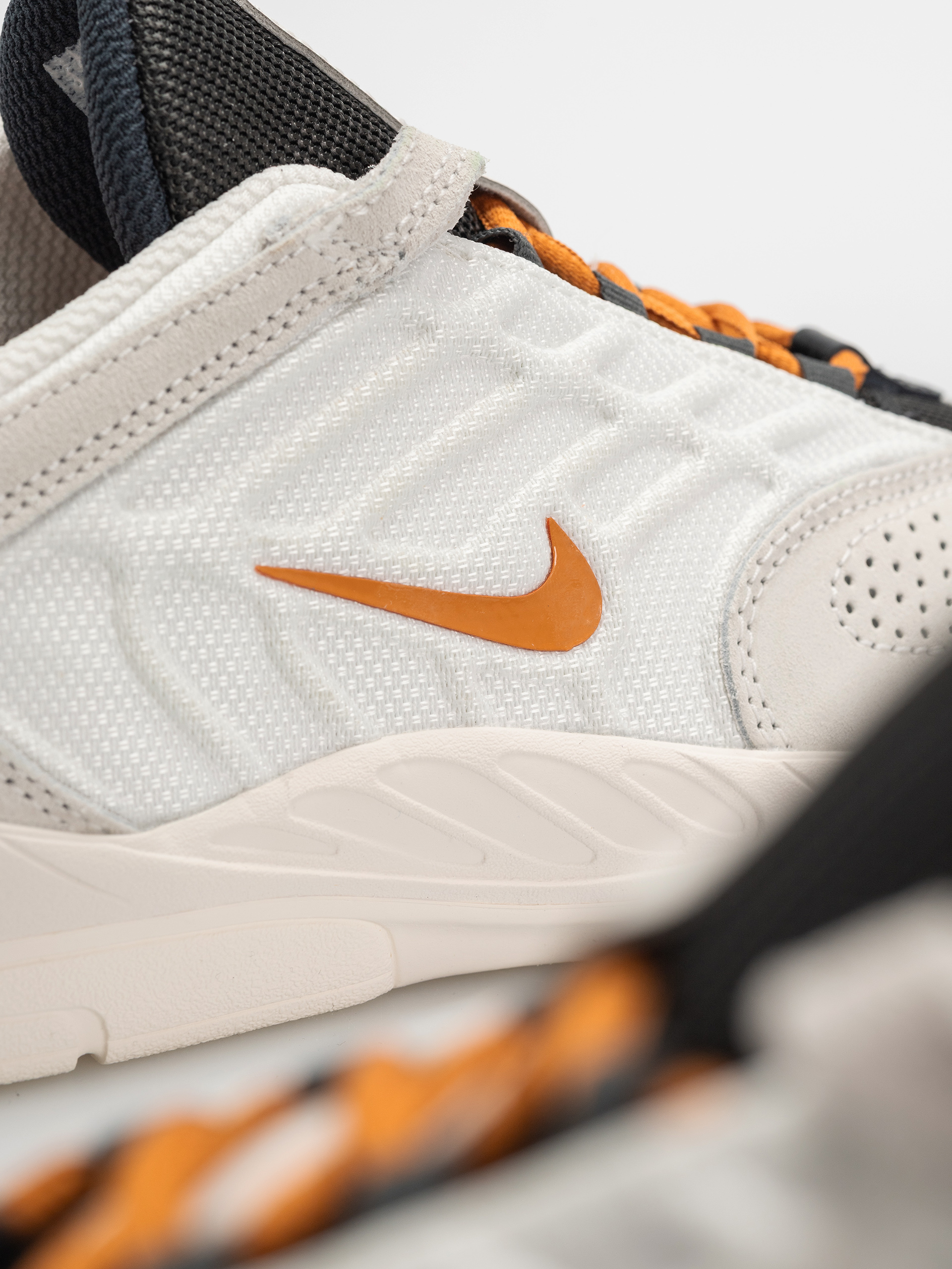 Nike SB Vertebrae Shoes (summit white/monarch phantom)